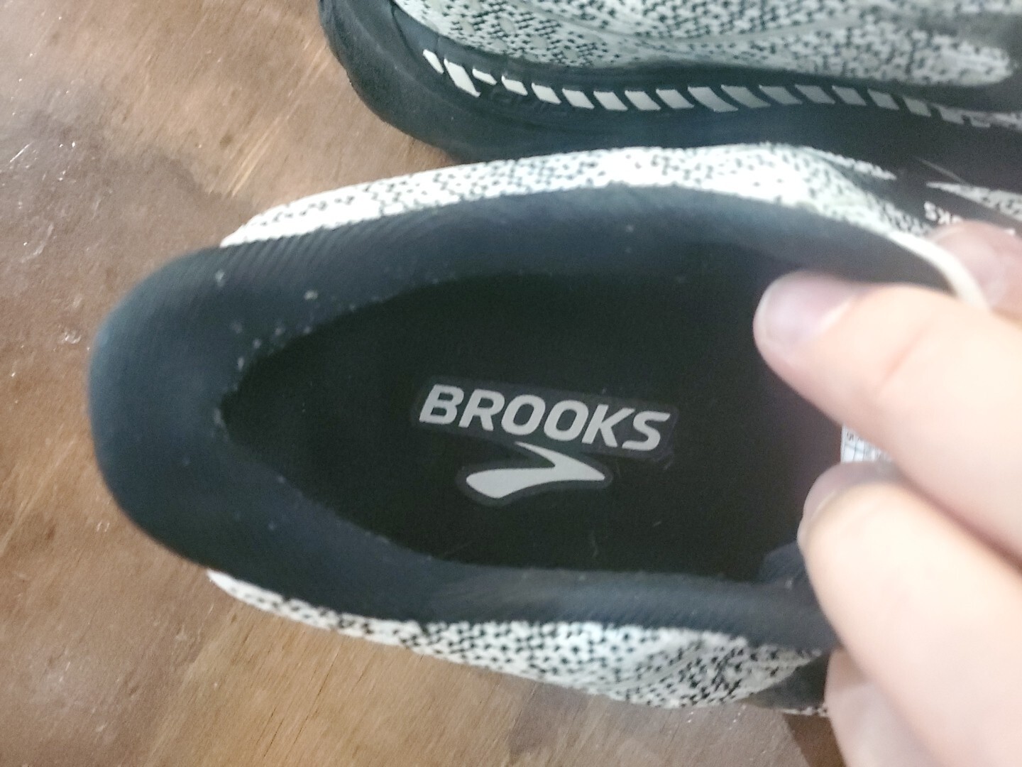 Size 9 – Brooks Adrenaline GTS 21 Black/Gray/White – 120329-1B-135