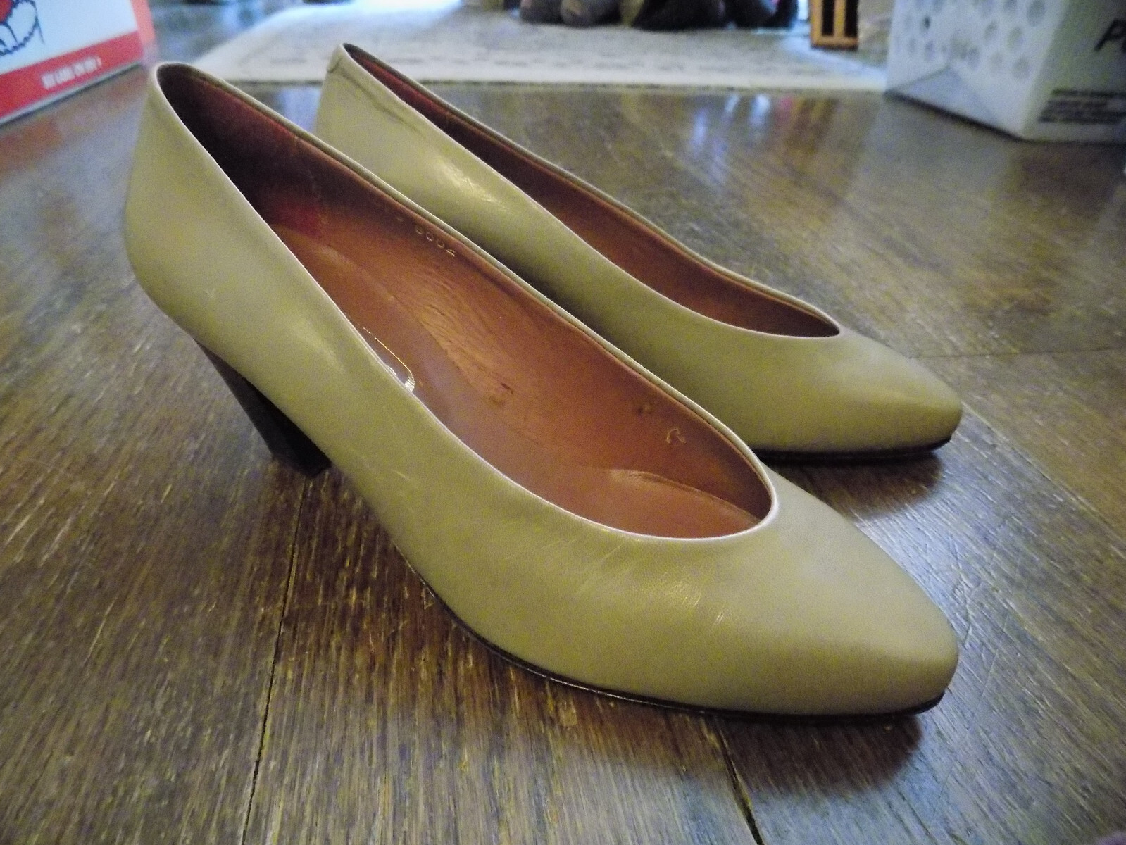 Vtg Camel Tan Pumps Classic TIAMO Designer 2.5″ Heels sz 8 Made in Italy Unworn