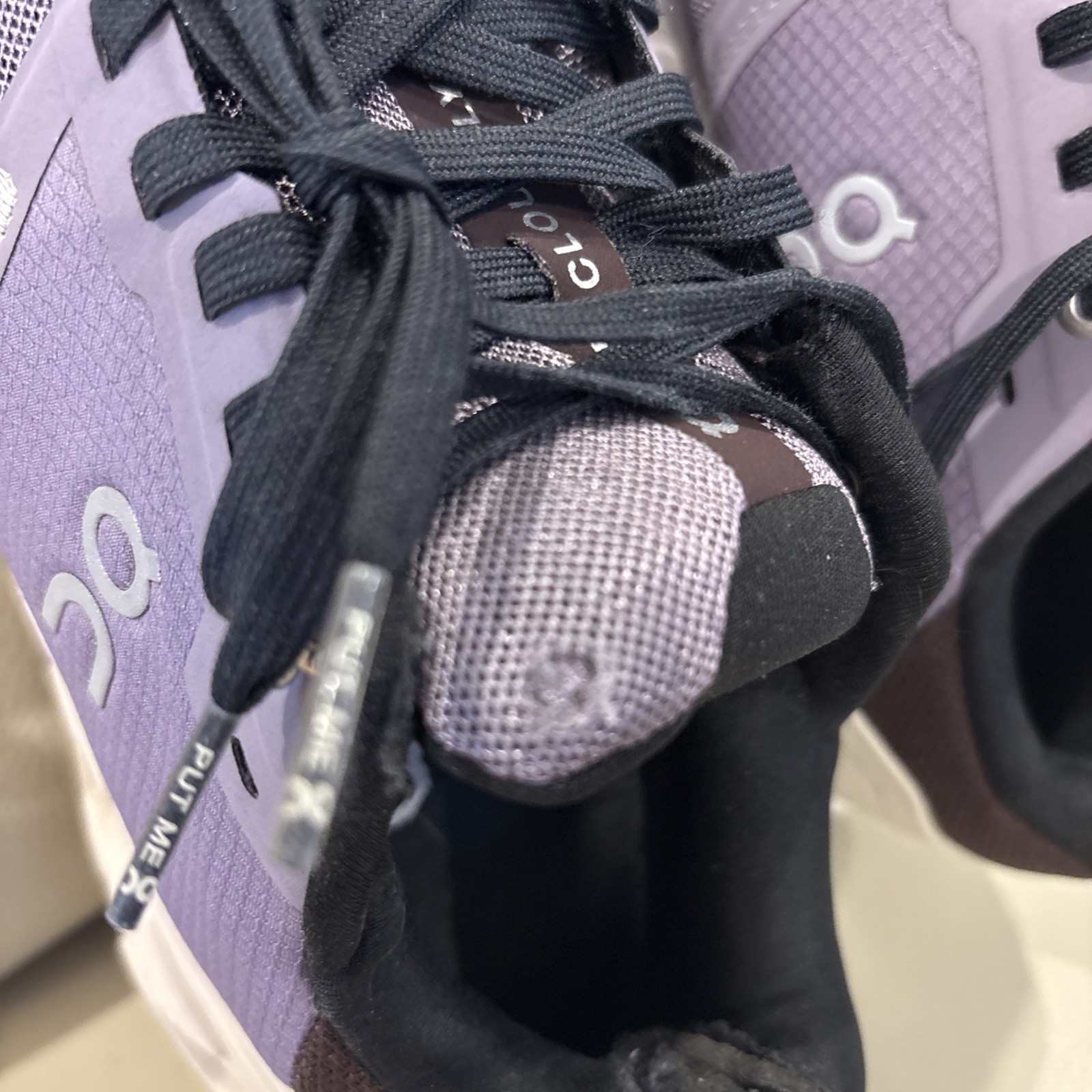 On Cloud/ Women’s Sz9 / Cloud Running Shoes / Lilac/black