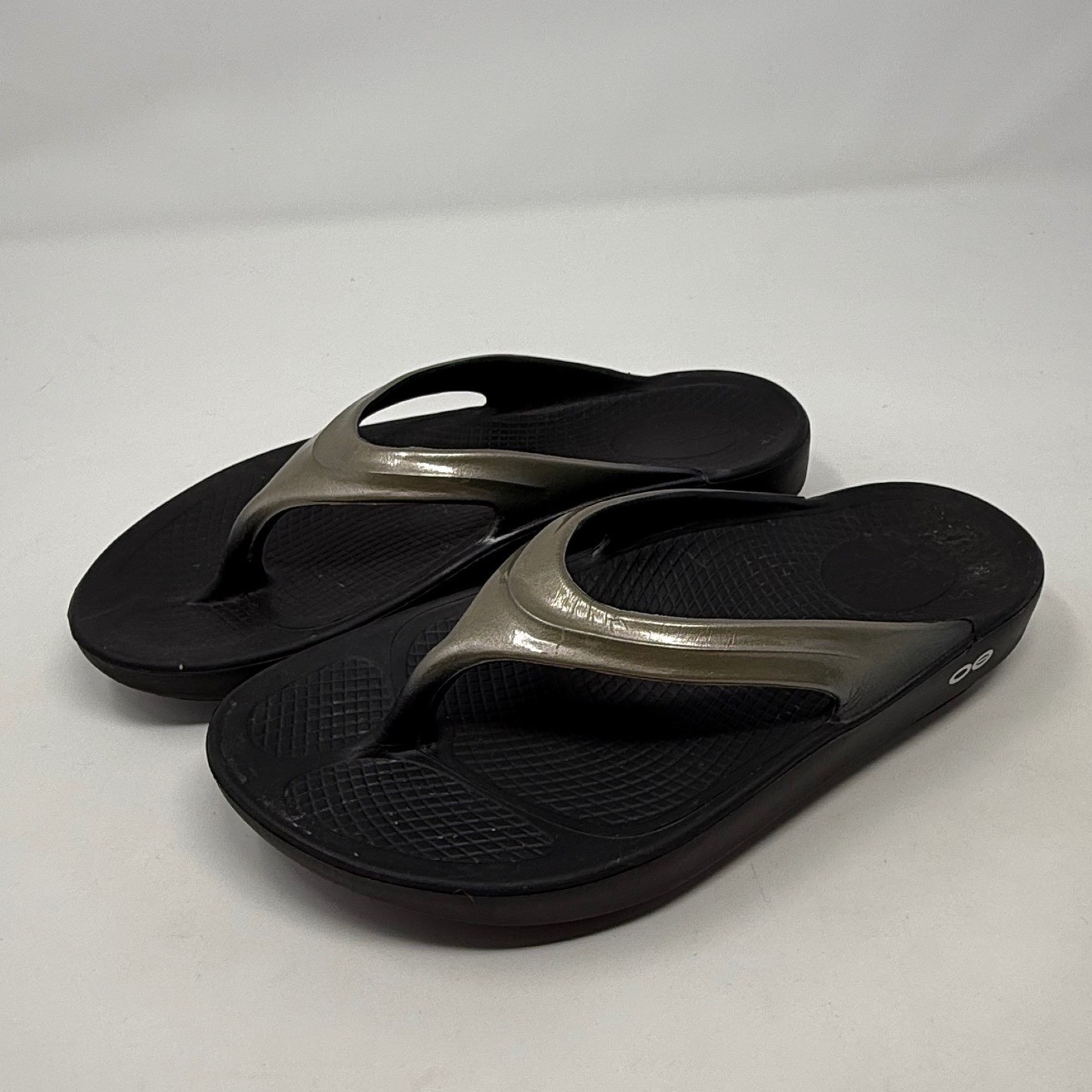 OOFOS OOlala Recovery Sandals Metallic Champagne Womens W6 EU 37 Flip Flops