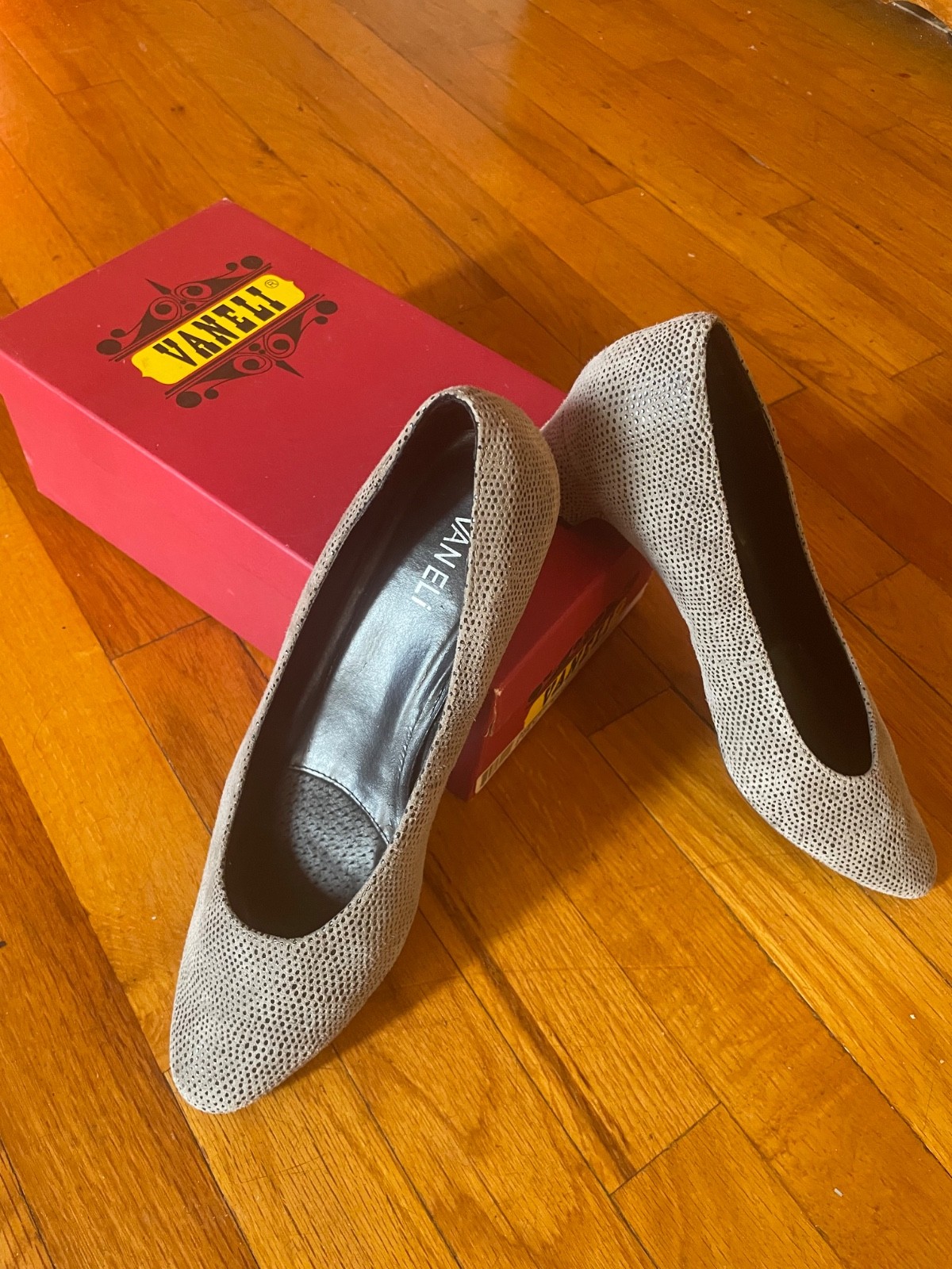 womans shoes Vaneli 9- 1/2