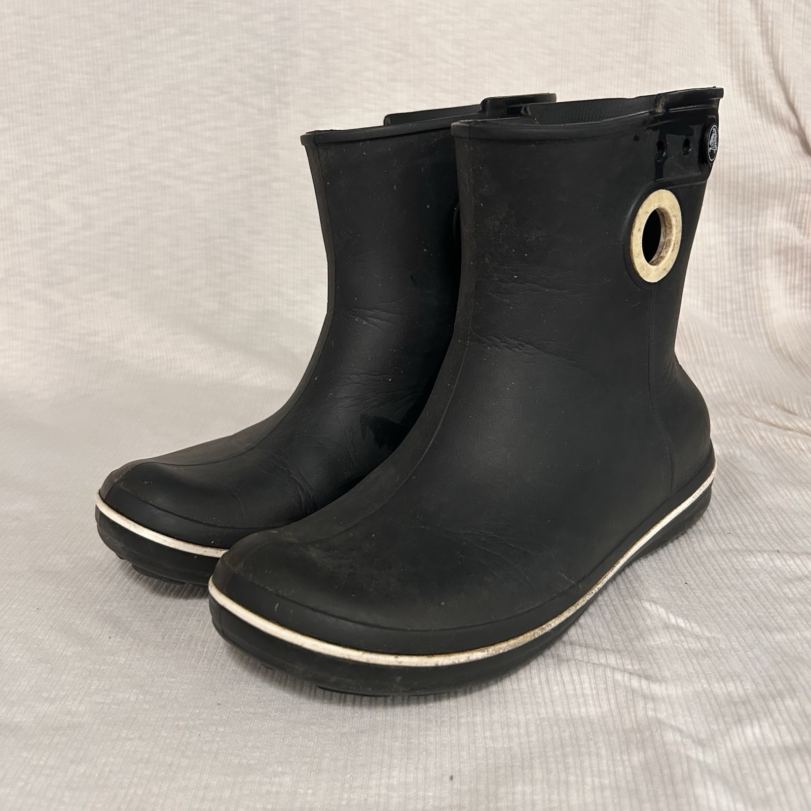 Crocs Women’s Black Jaunt Shorty Pull-on Rain Boot – Size 6 FLAW