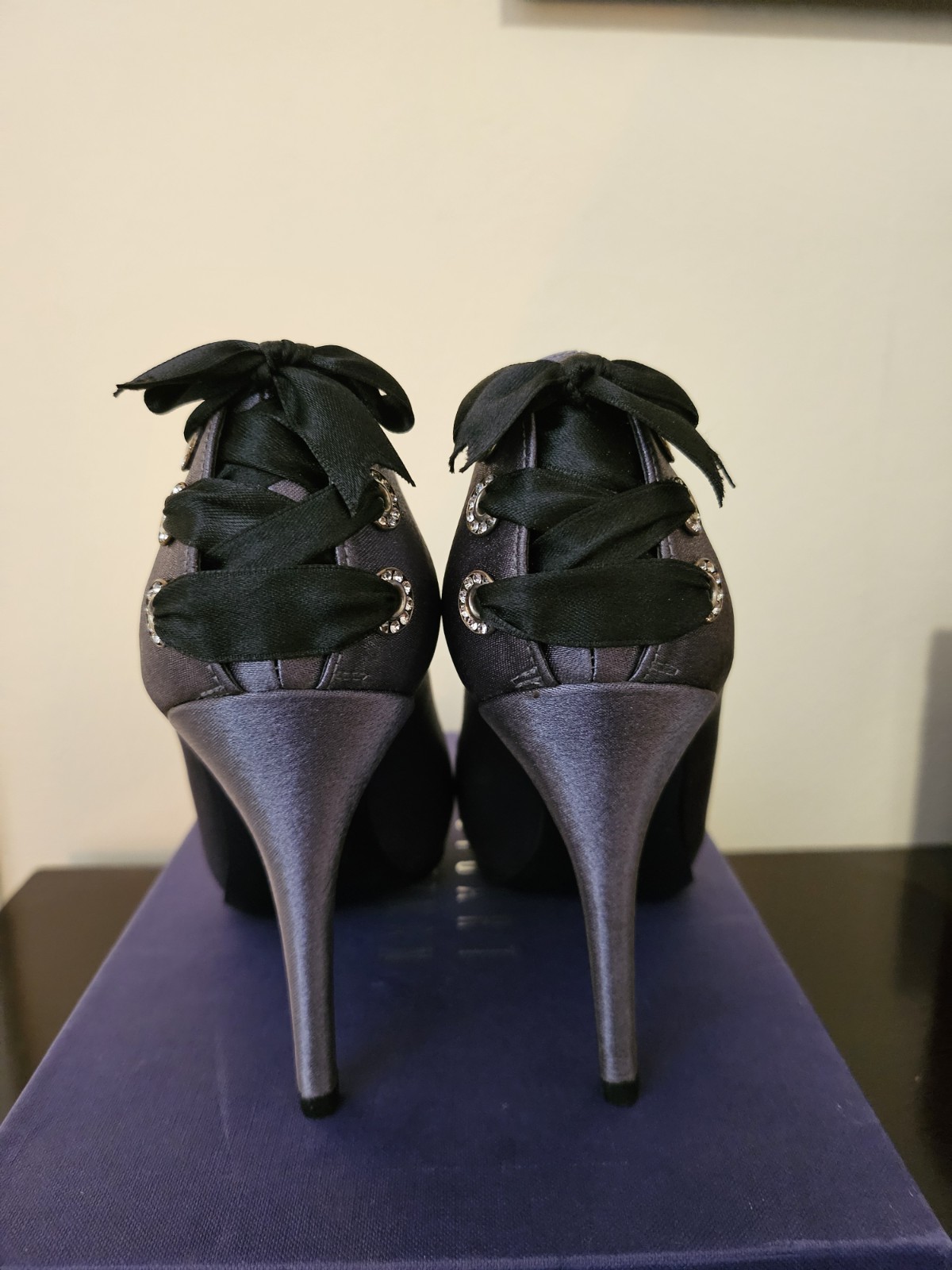Stuart Weitzman Lute Star Satin Anthracite Crystal Bow Size 7