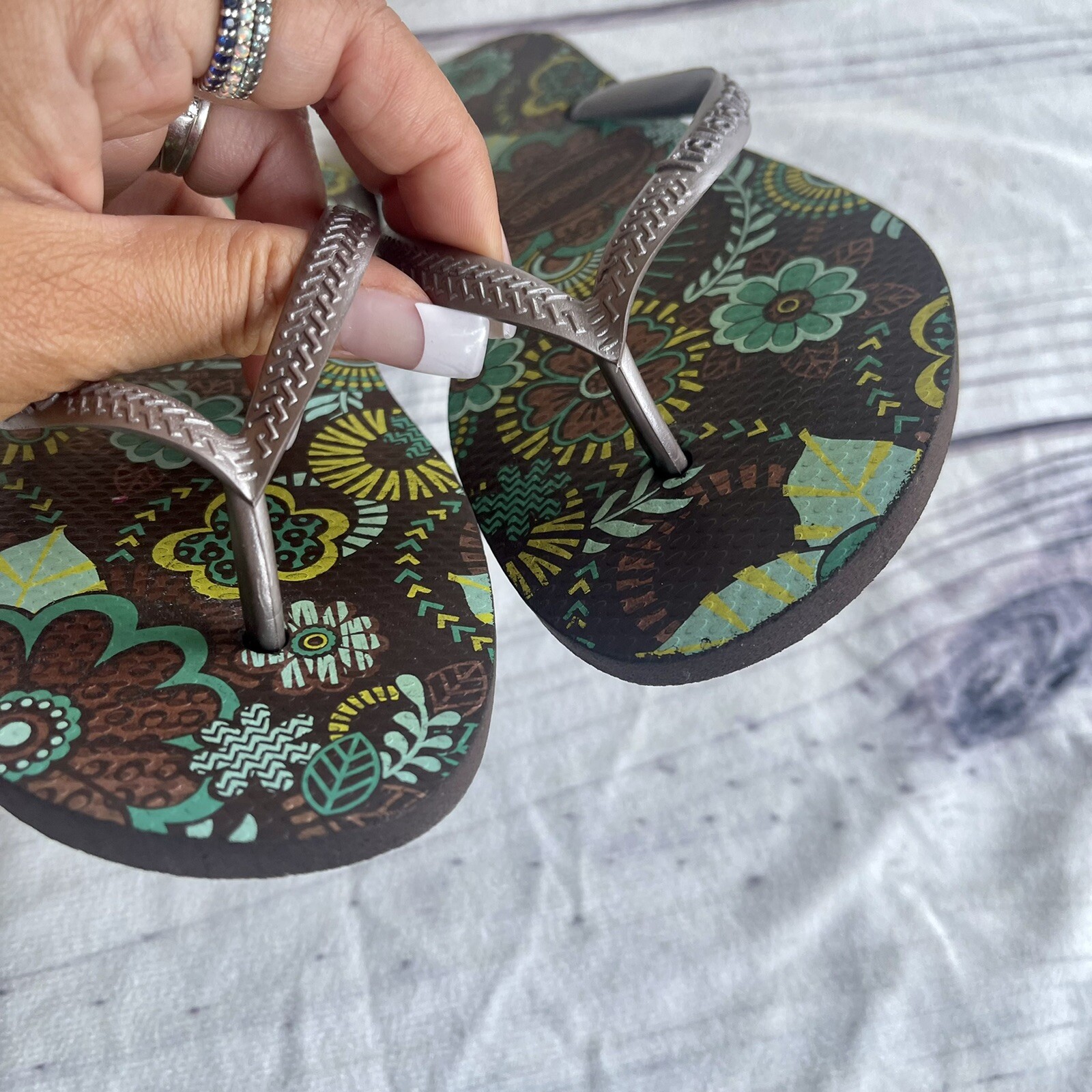 EUC Havaianas Flip Flops Slim Floral 35/36 USA 4/5 But Fits like size 6.5**
