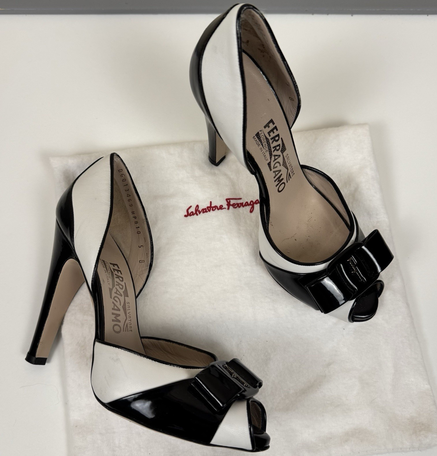Salvatore Ferragamo Manuela Black/White Colorblock Patent Leather Peep Toe 5B