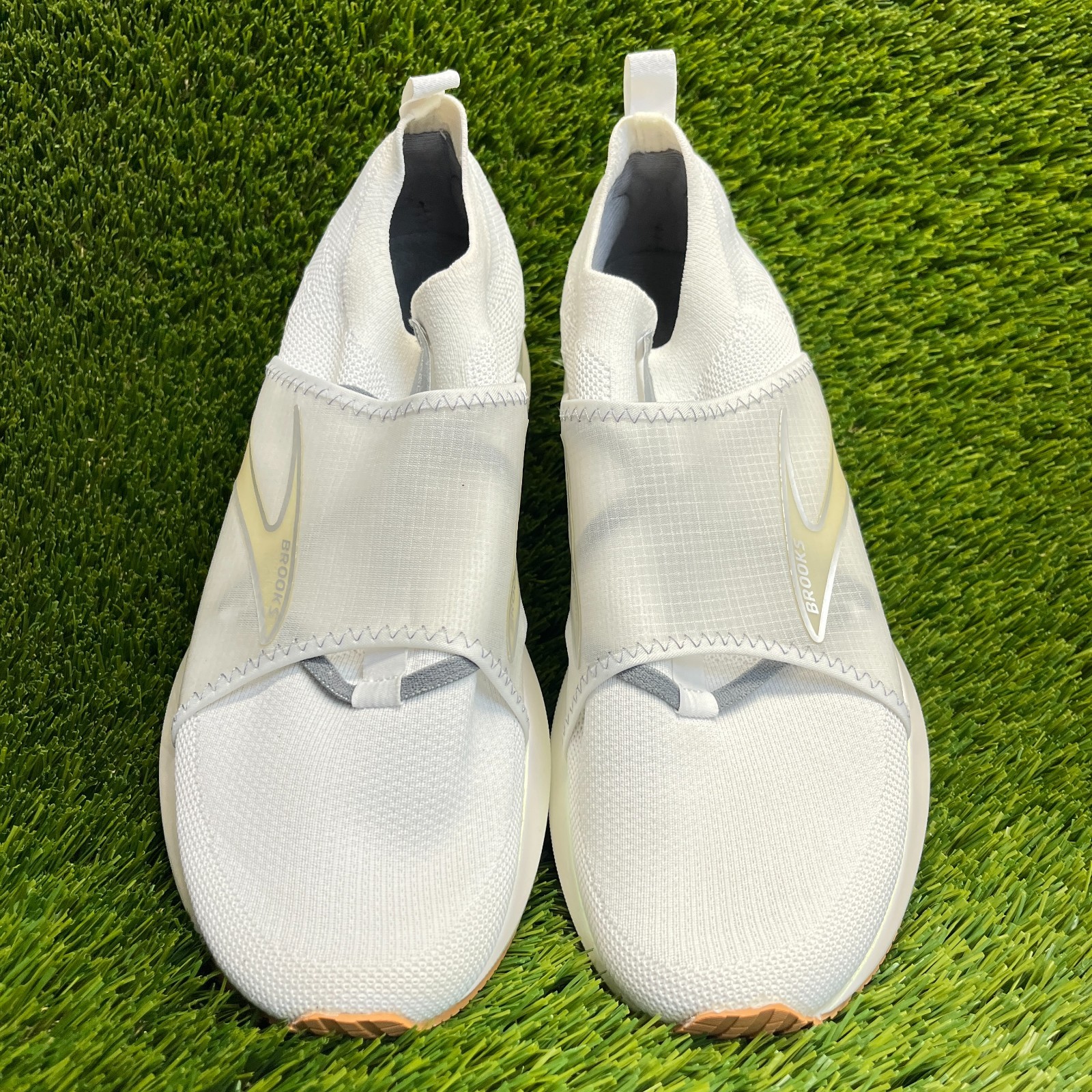 Brooks Levitate 4 LE Womens Size 11 White Silver Athletic Running Shoes Sneakers