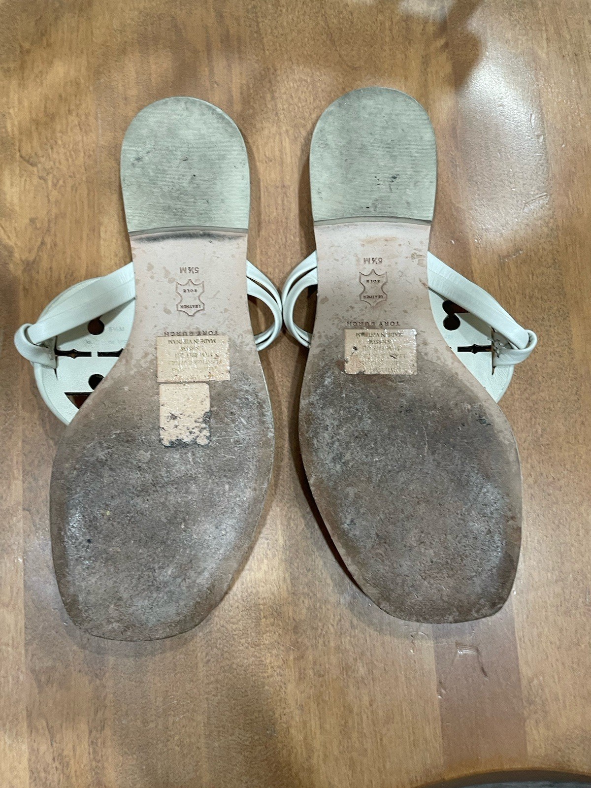 Tory Burch Women’s White Leather Thong Sandals Beaded Logo Slip-On US 7