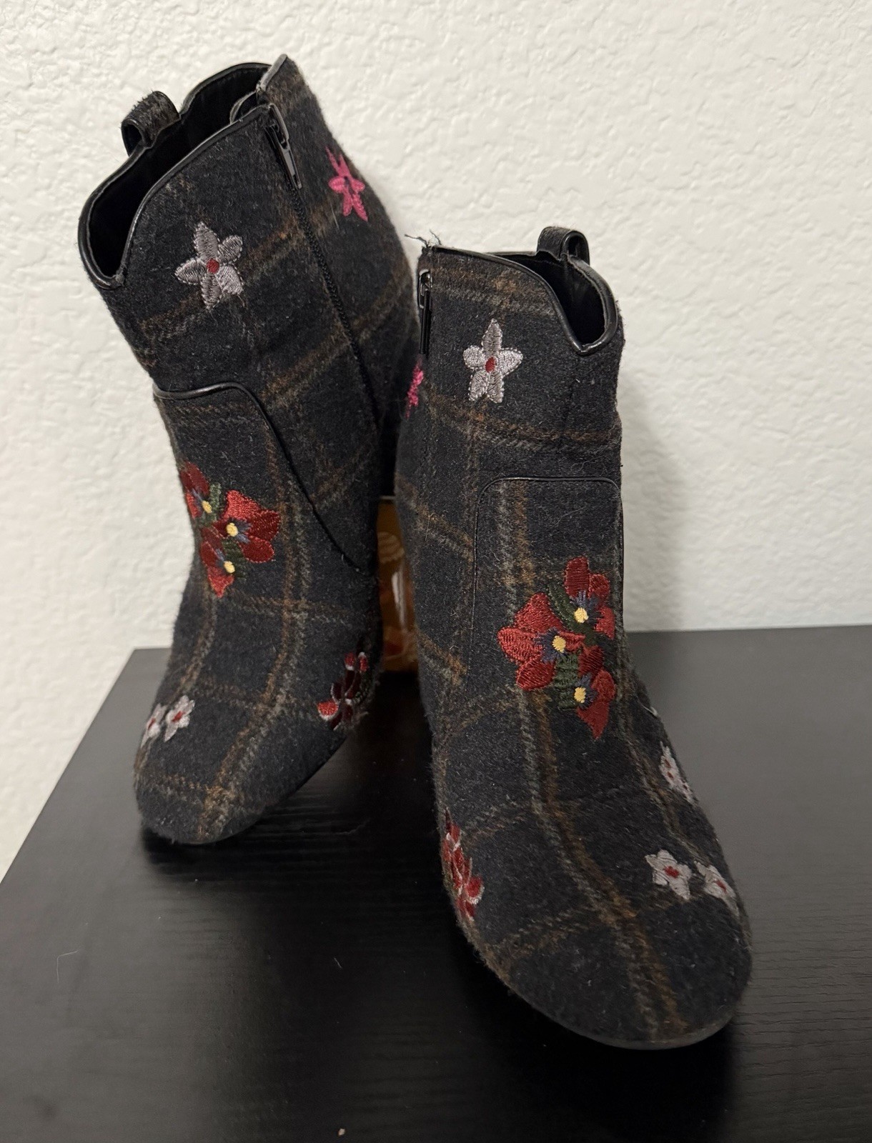 Indigo Rd Womens Boots Embroidered sz 9.5 Flannel Plaid Floral Block Heel