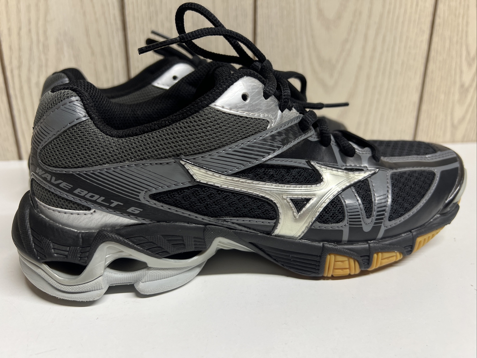 Mizuno Wave Bolt 6 Volleyball Shoes – Women’s size 8 retails $100!