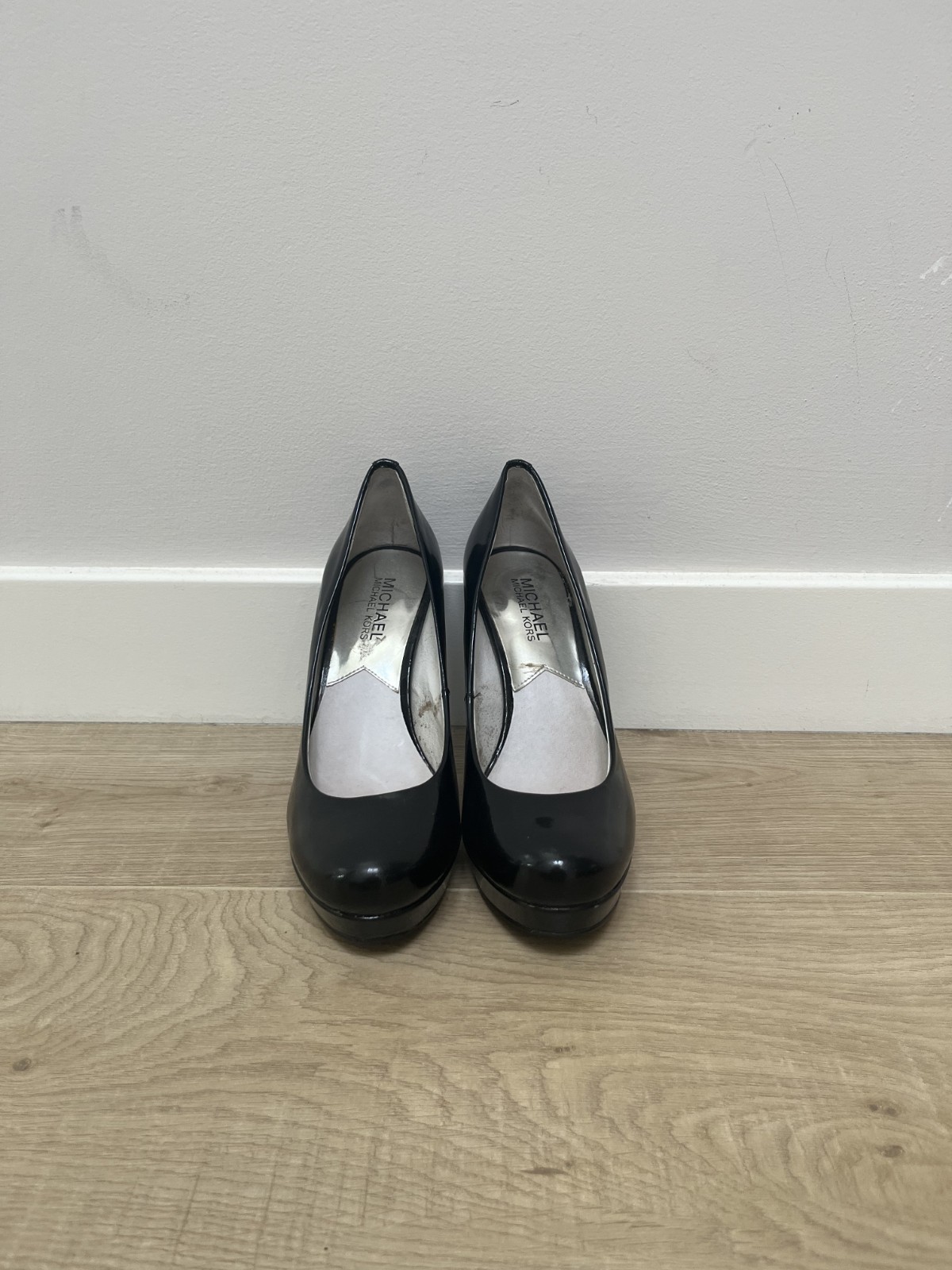 Michael Kors The Jet Set 6 Black Leather Sabrina Pump Sz 6 Accents on heel