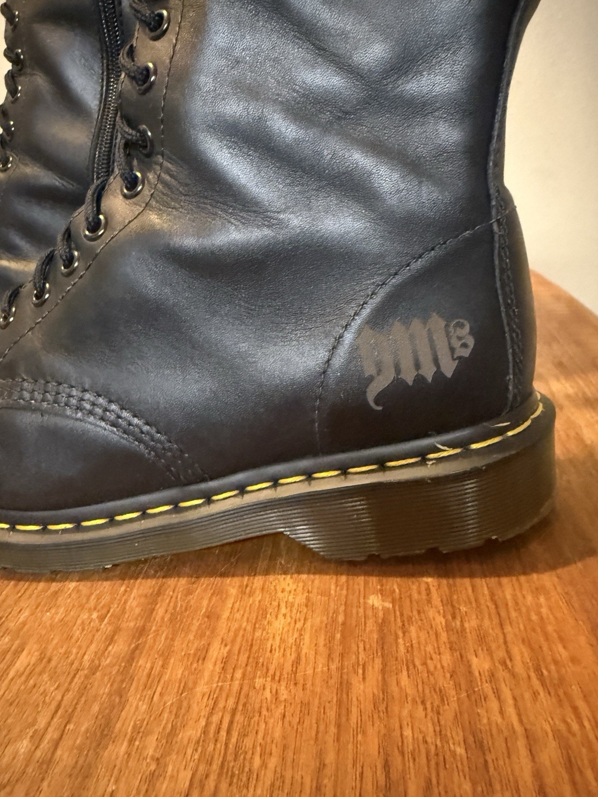 VTG 2009 Dr. Martens Malibu 20-eye Skull & Rose Boots. Black. Unisex. M-10 W-11