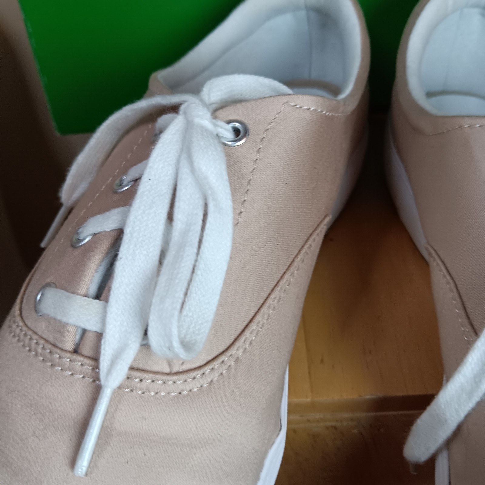 New With Box Grasshoppers Janey Memory Foam Orthopedic Comfort Sneaker 9.5 W