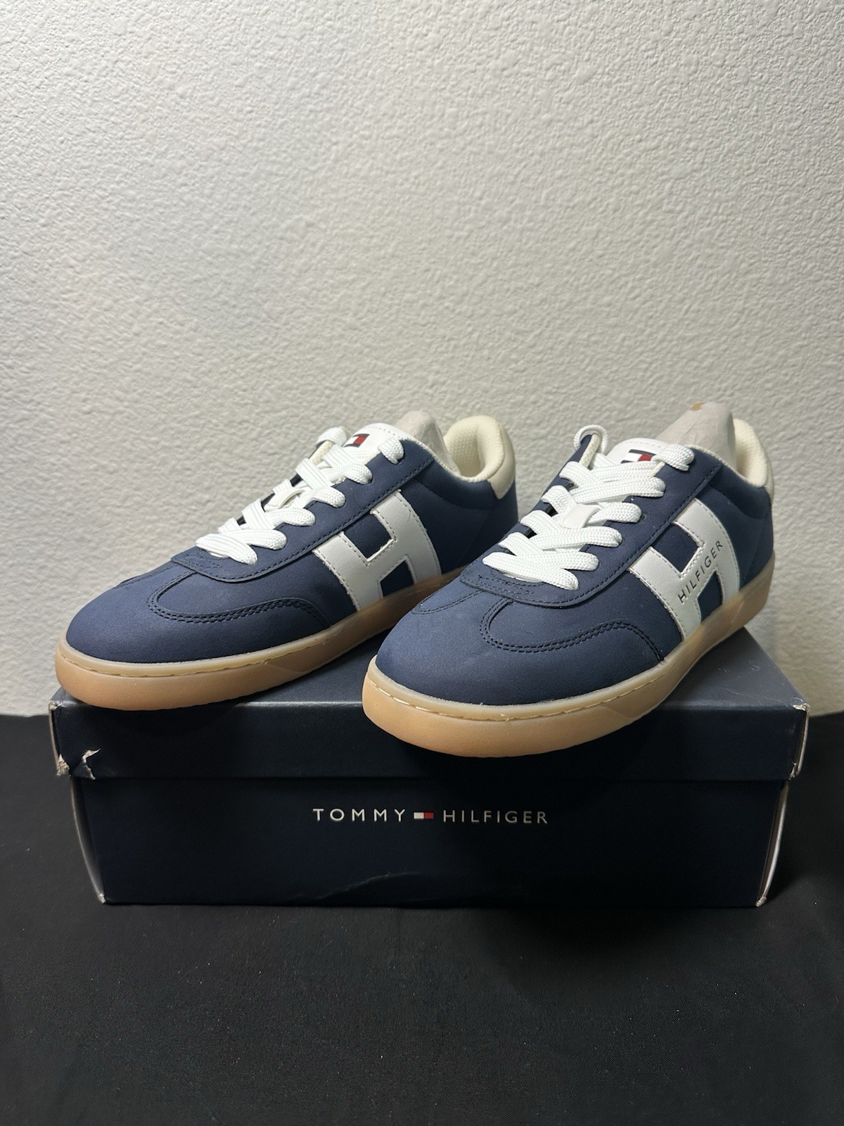 Tommy Hilfiger Women’s Maisie Sneakers Navy White Lace-Up Low Profile 6 New