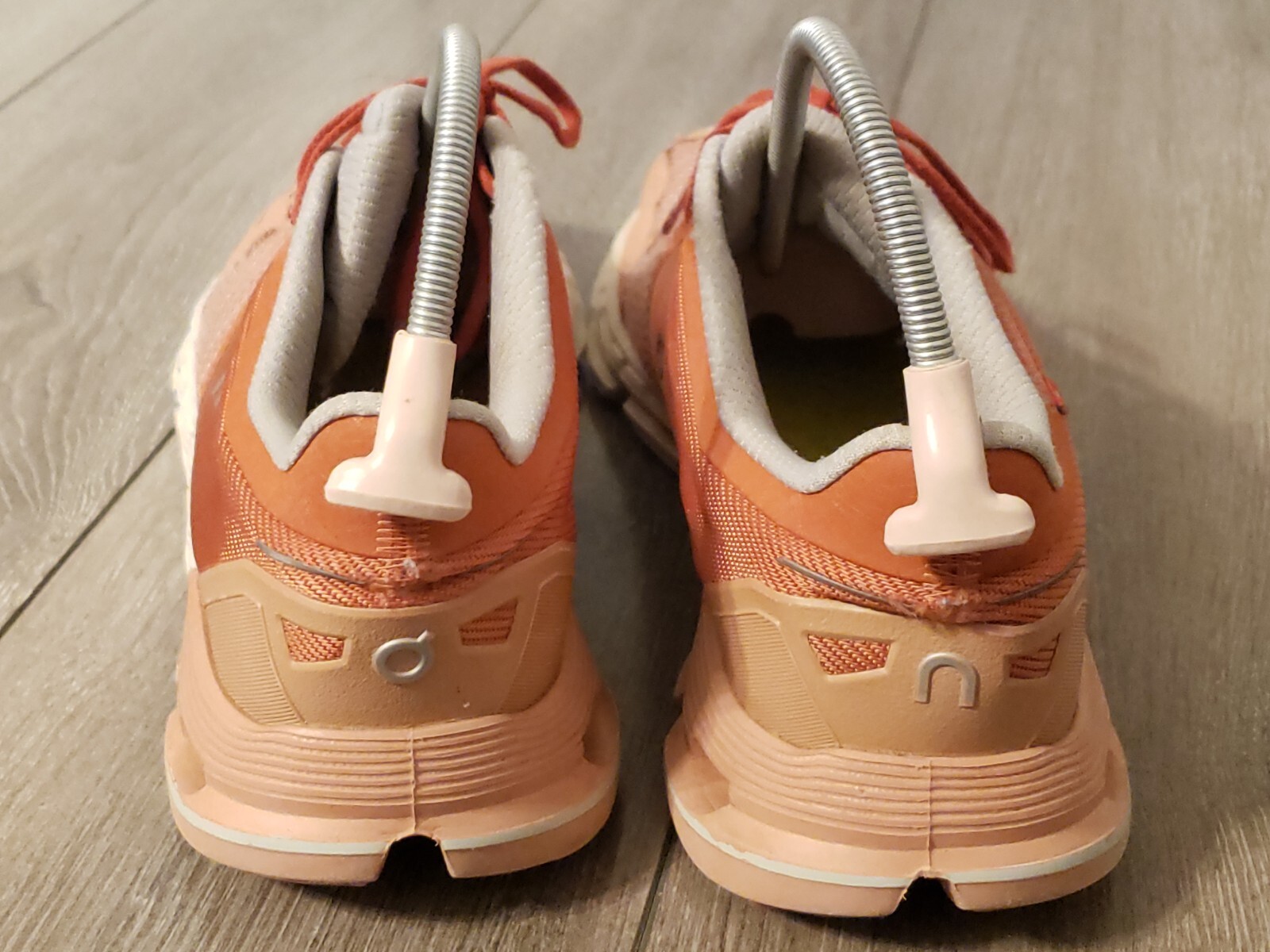 ON Cloud Cloudflyer Running Sneaker Shoes Women’s Size 8 US Ginger/White Swiss