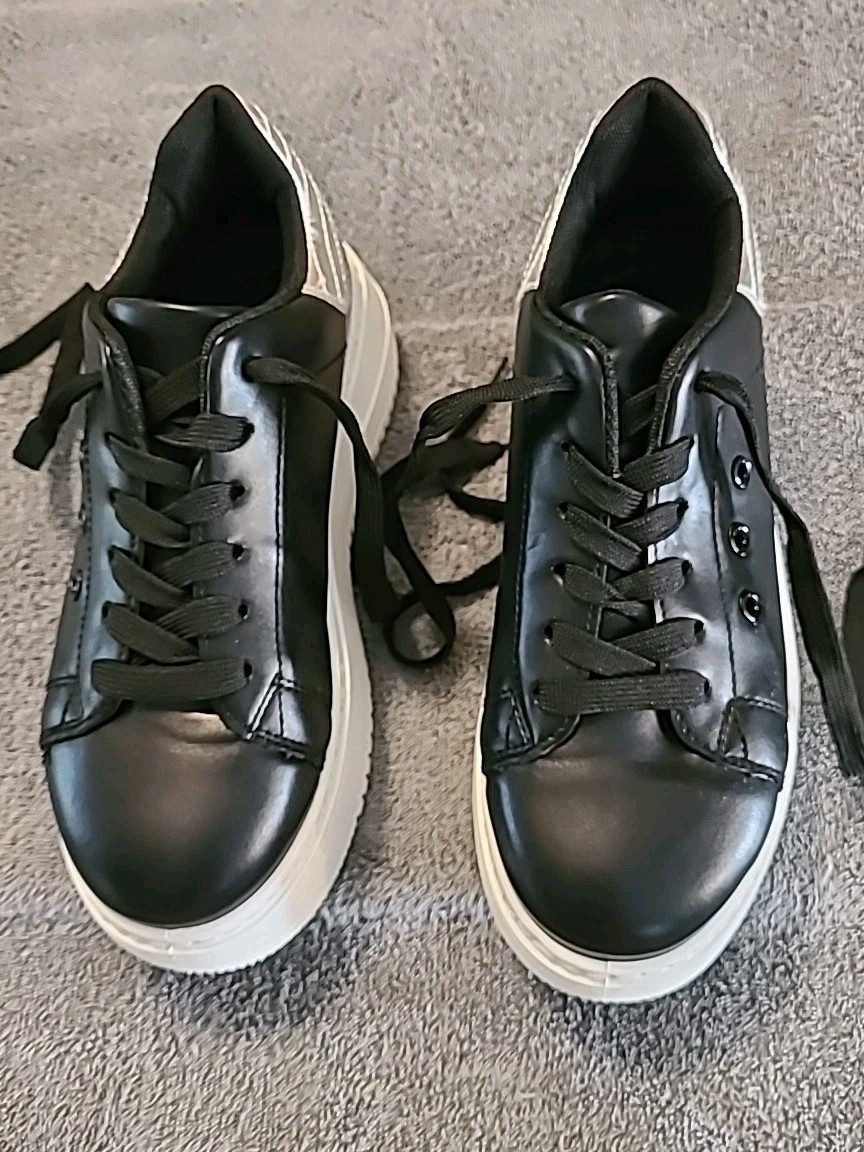 Yoki Platform Fashion Casual Platform Sneakers Lace Up Sz 8. Black/silver Noy