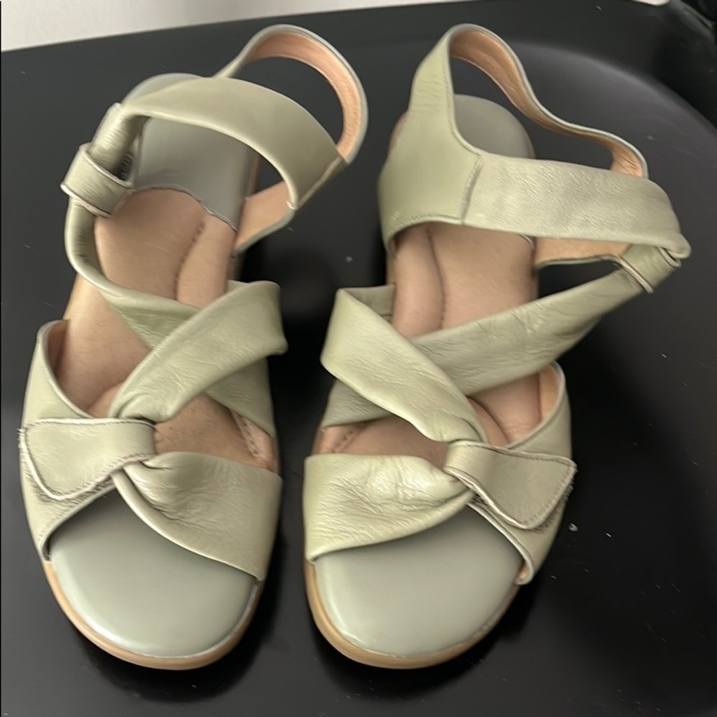 BeautiFeel Green Leather Sandals w/ Adjustable Straps and Cushioned Footbed