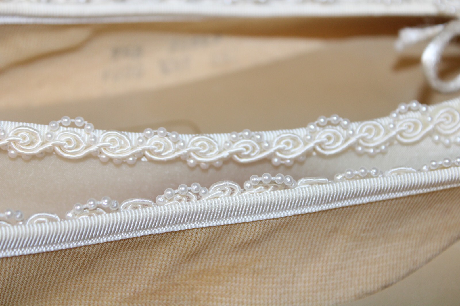 (EM)Women’s Dyeables™ Inc. White Satin Flat Shoes Wedding Formal Evening- Sz 9.5