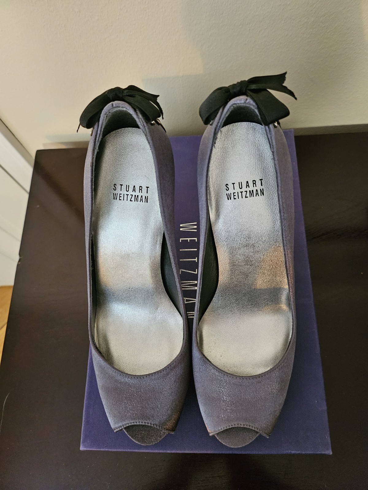 Stuart Weitzman Lute Star Satin Anthracite Crystal Bow Size 7