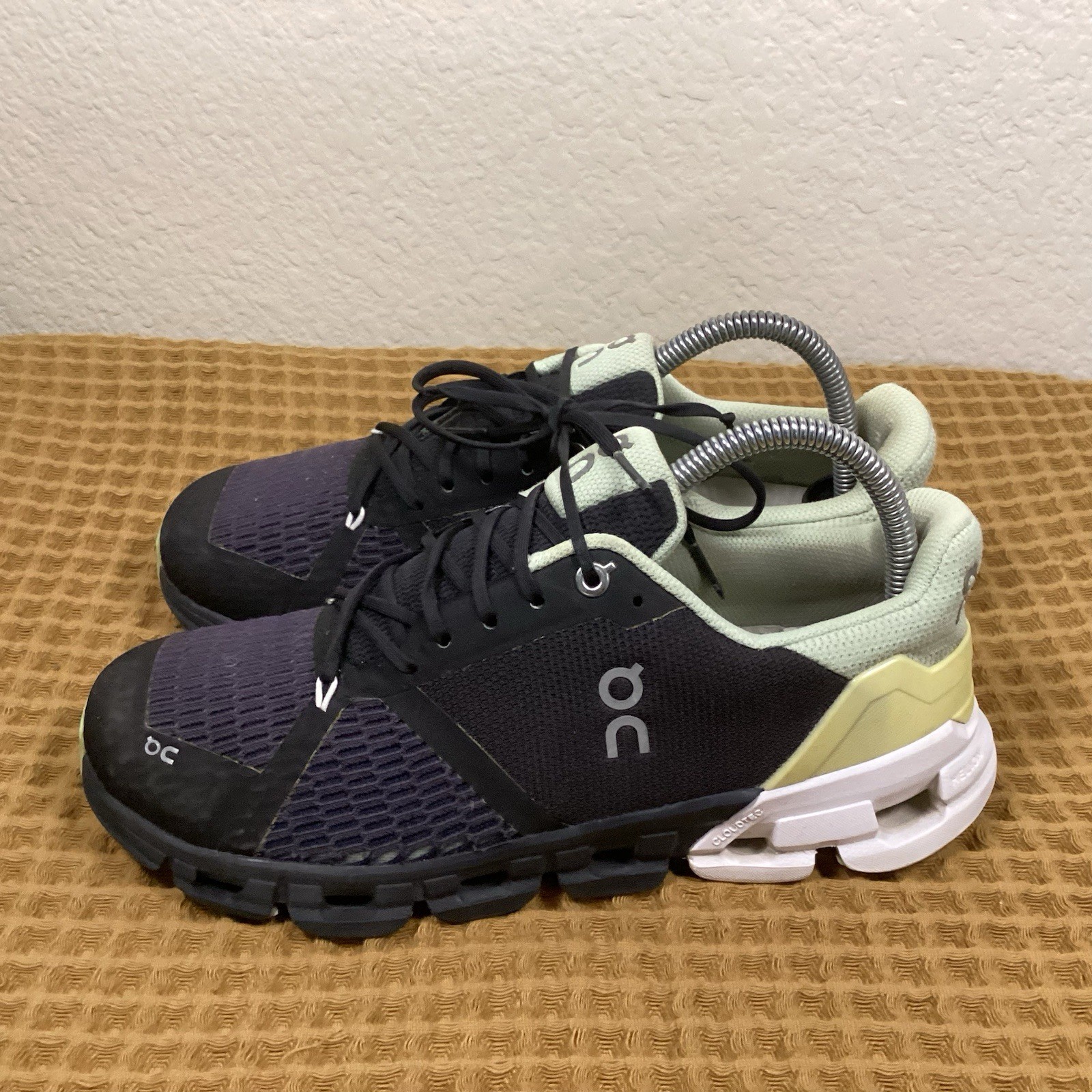 On Cloud Cloudflyer 4 Womens Sz 8 Black White Gray Athletic Running Shoes Mint