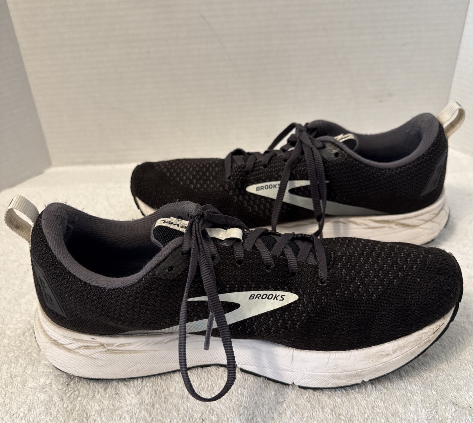 Brooks Womens Revel 4.0 Black/White Sneakers Size 10M 1203371B063