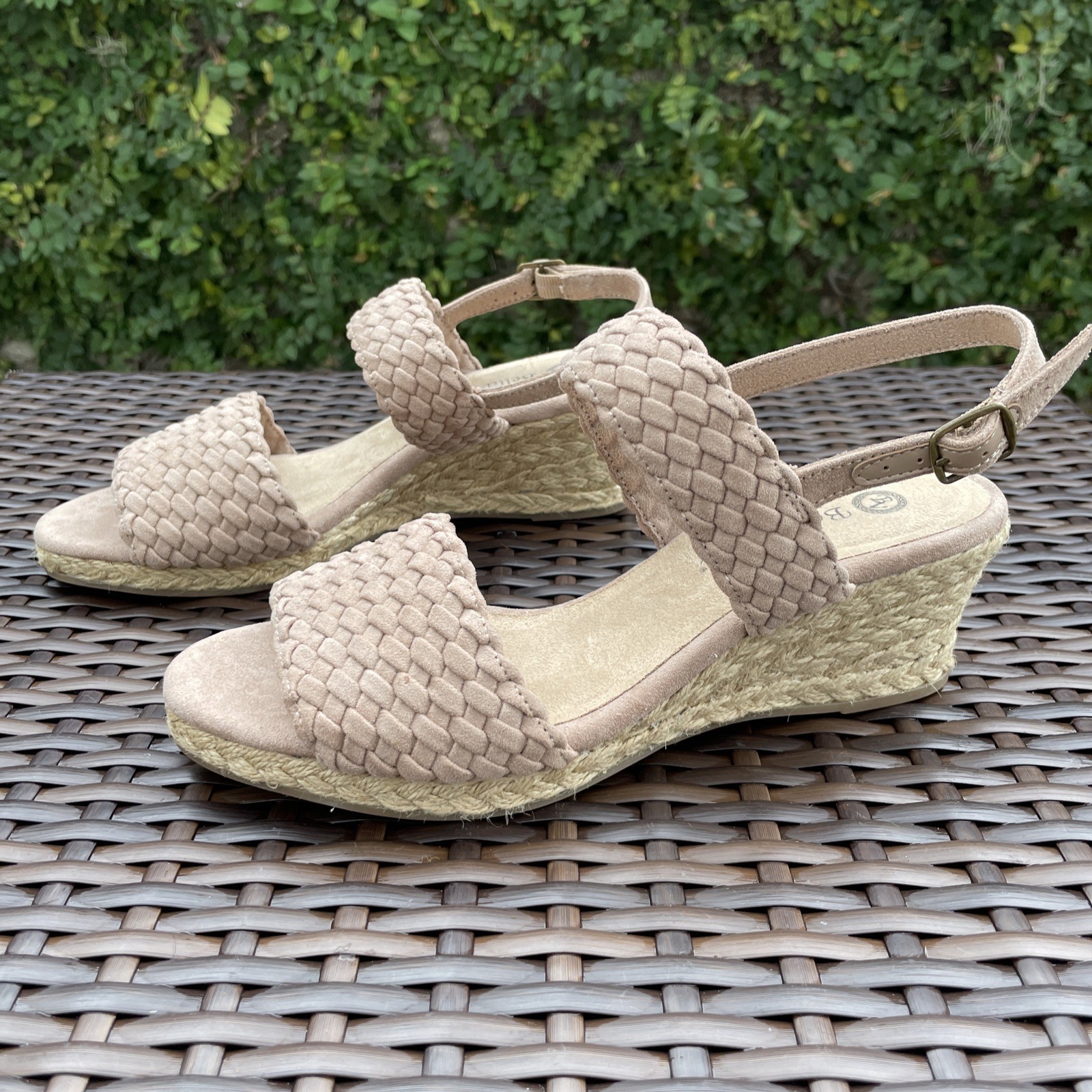 Bella Vita Women’s Size 7.5 Mariella Wedge Sandals Natural Suede