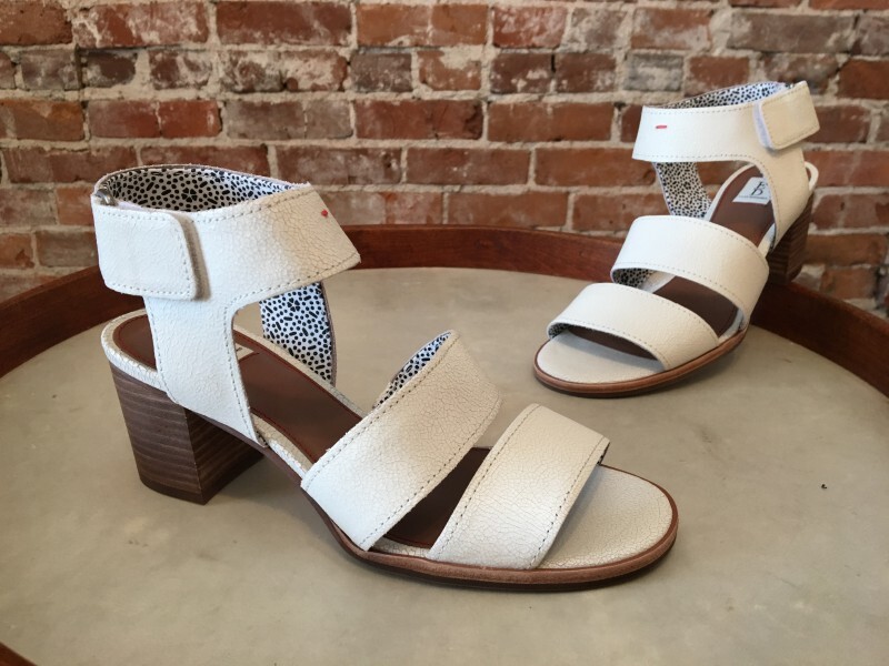 ED Ellen Degeneres Milk White Crackle Leather Tahni Sandals 6.5 SALE