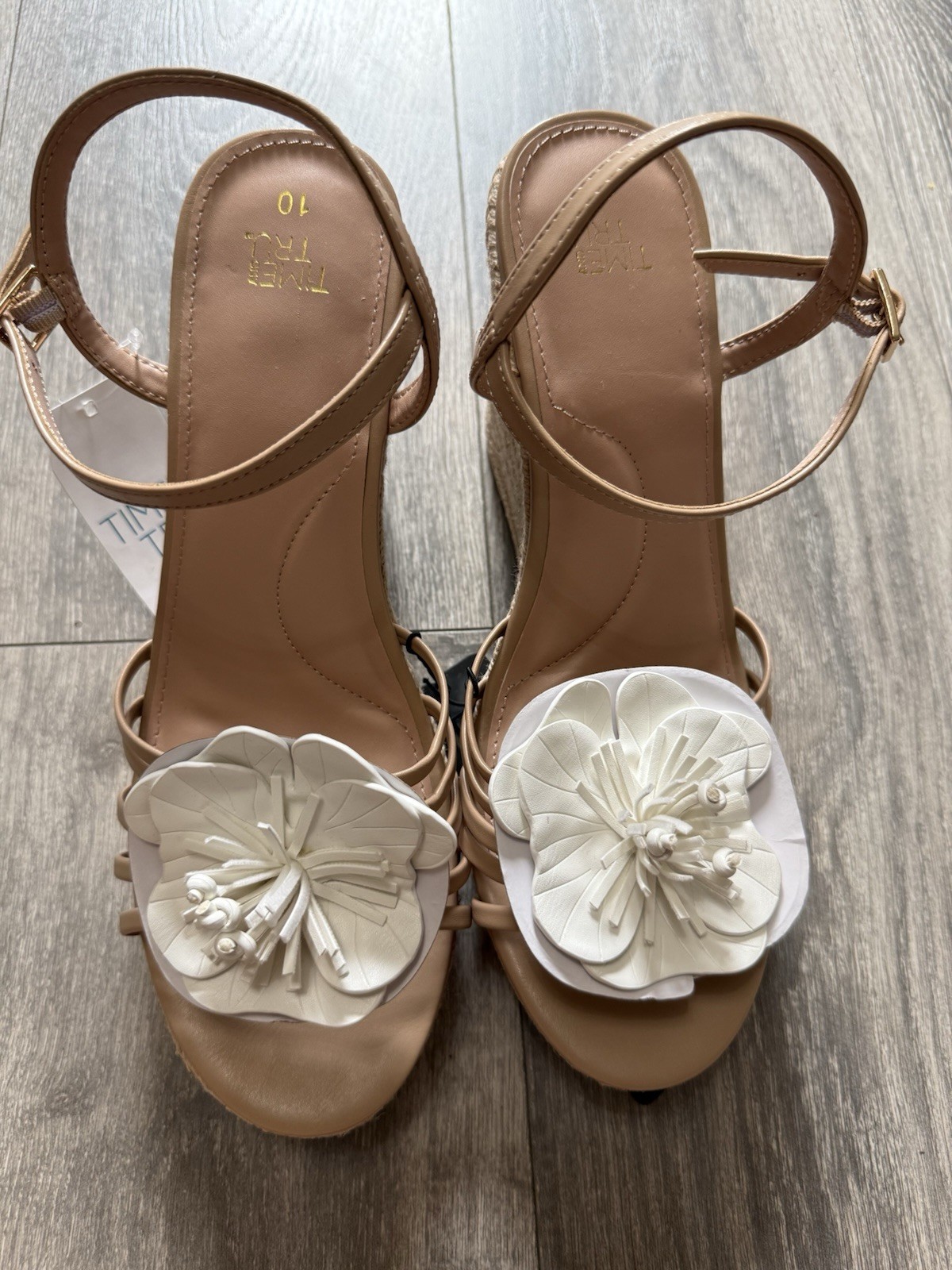 Time and Tru Women’s Tan/White Flower Strappy Ankle Strap Buckle Sandals 10