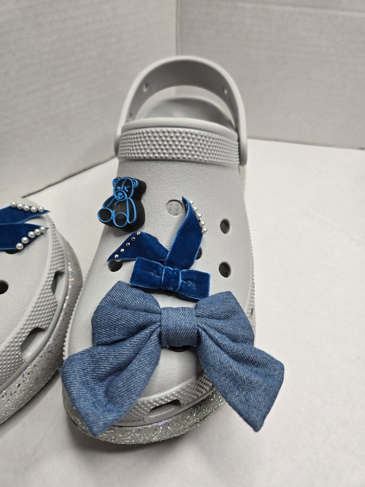 Crocs Classic Unisex Adults Crush Glitter Clogs Gray Jibbitz Women’s 10 Sandal