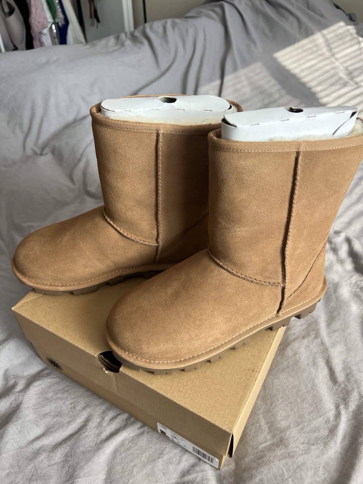 UGG W Essential Short Chestnut Suede Snow Boots Women’s Size 7 Rubber Sole