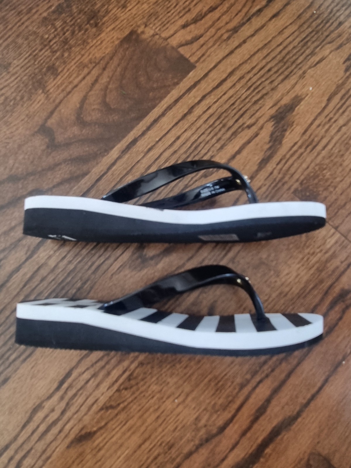 Kate Spade New York Women’s Black/White Striped Flip Flop Sandals US 7 M.