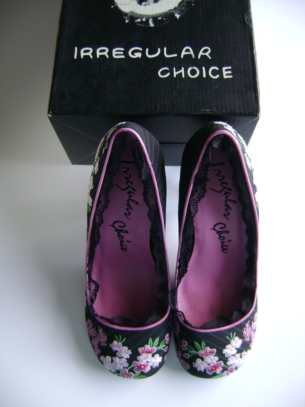 IRREGULAR CHOICE WOMEN’S SHOES 37 BLACK PINK FLORAL EMBROIDERY U.S. SIZE 6 PUMPS