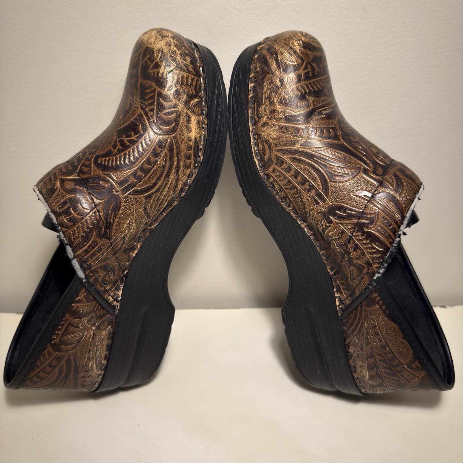 Dansko Brown Tooled Leather Clogs Womens 39 US 9 Comfort Workwear Nursing Shoe