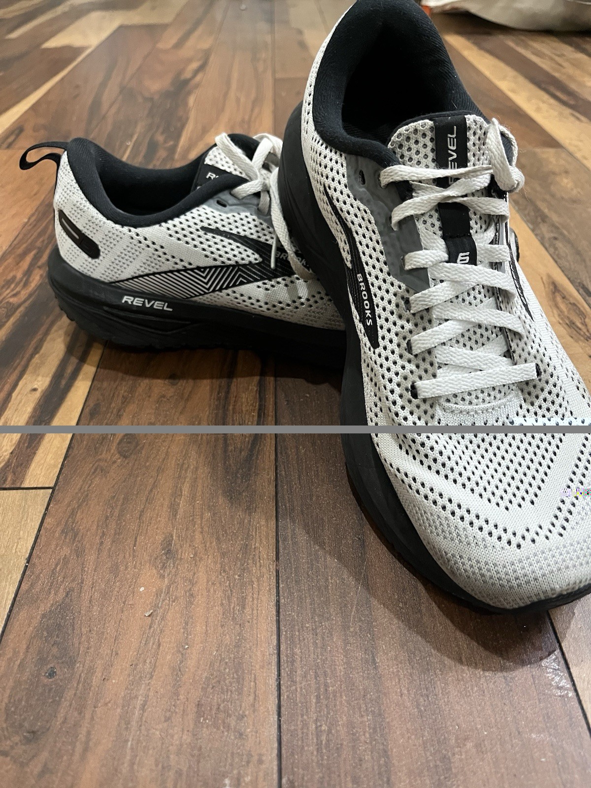 Brooks Revel 6 White/Black Lace Up Mesh Low Top Running Sneaker 120386-1B-121