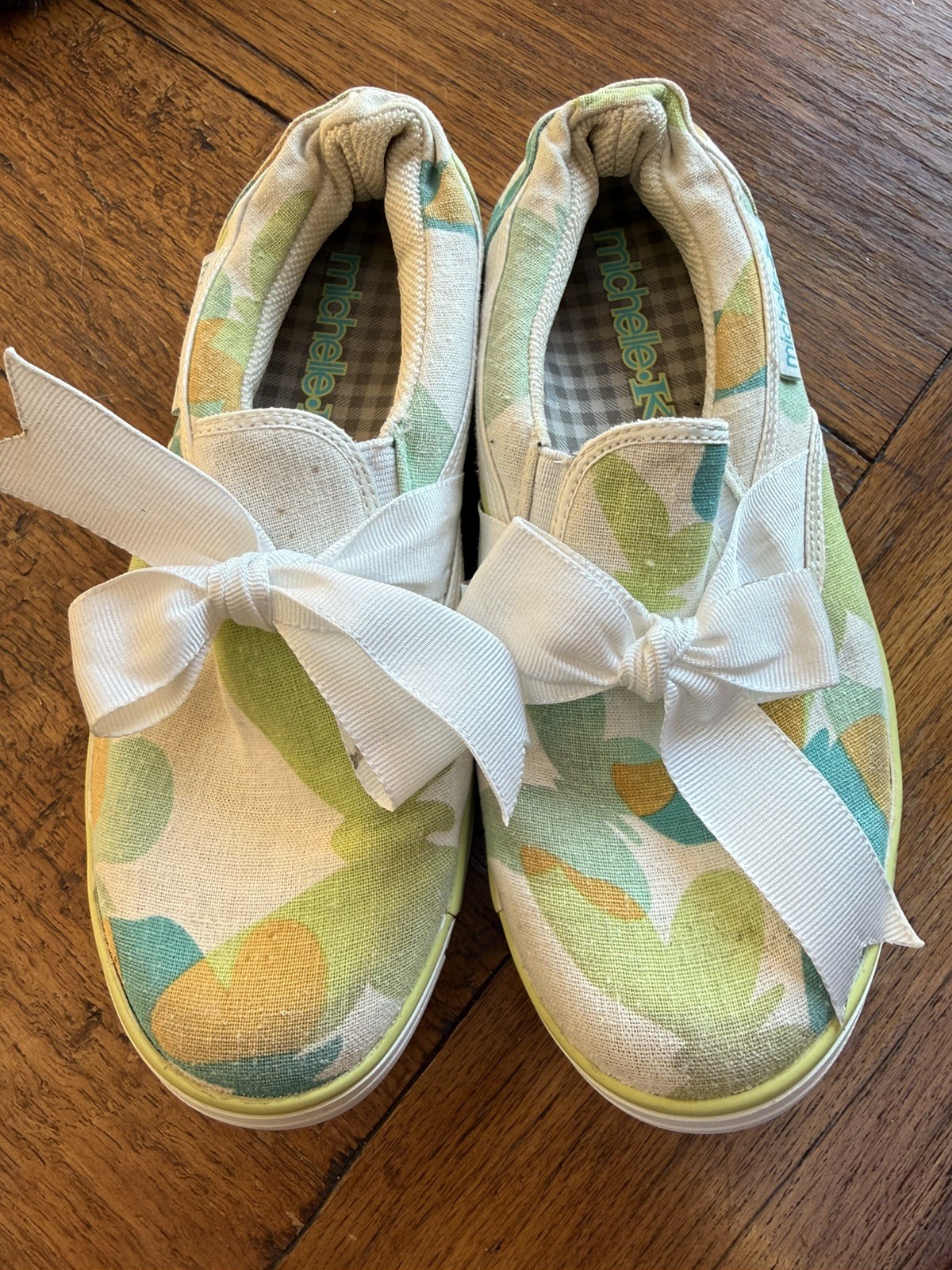 Michelle-K Shoes Womens 6.5 Casual Sneakers white canvas print with bows