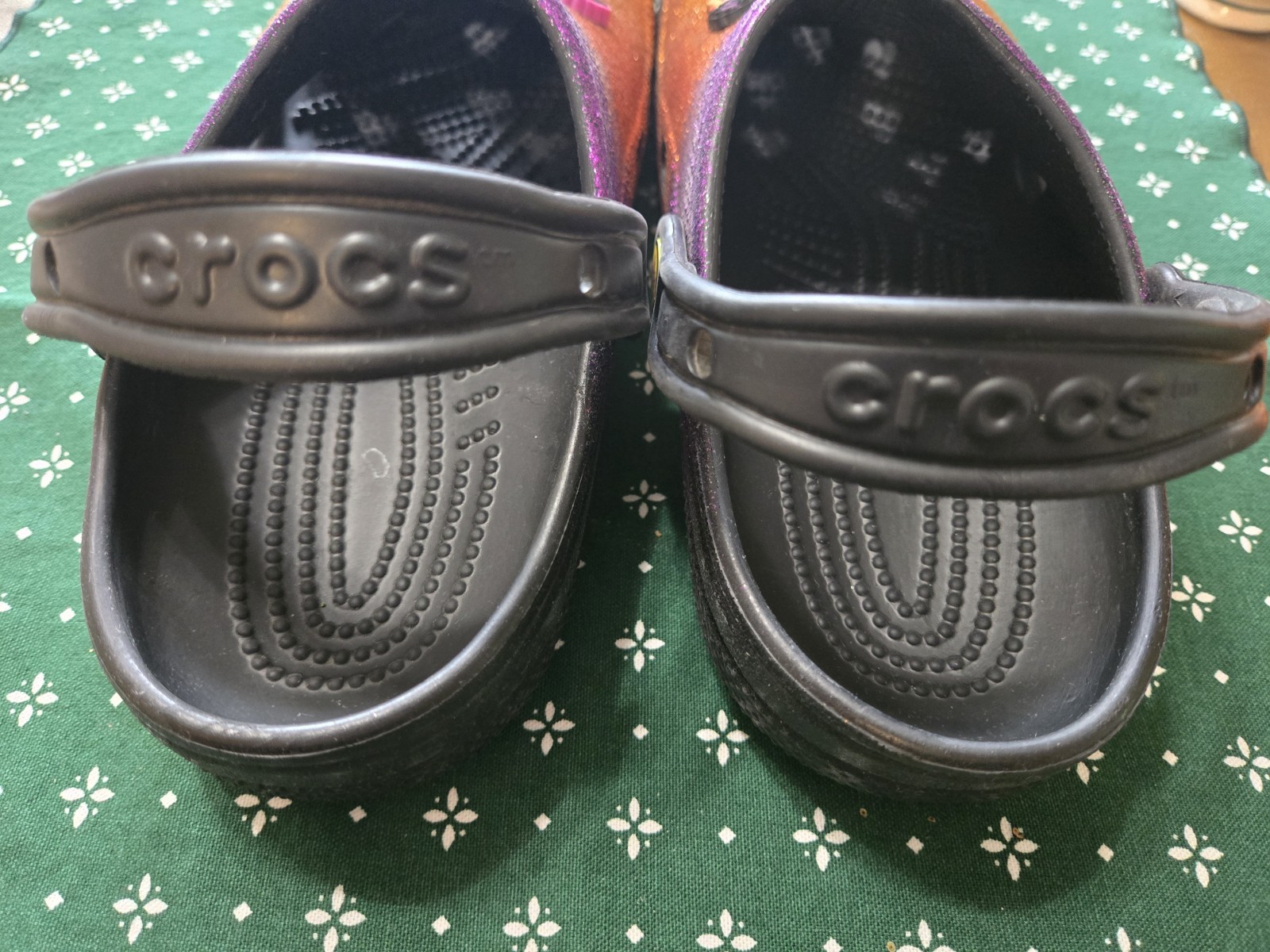 Disney Hocus Pocus Crocs Classic Womens Size 8 Clogs Sparkly Halloween *Read*