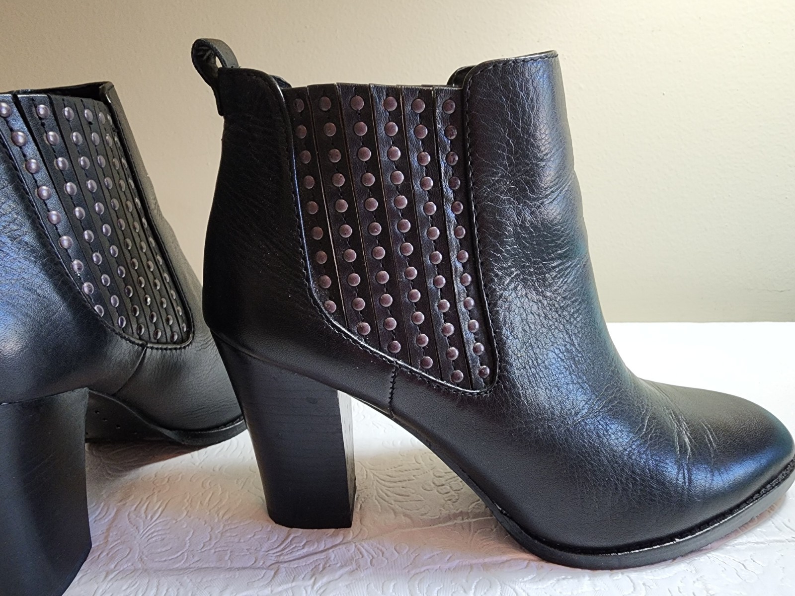 Gorgeous Sexy Antonio Melani Leather Ankle Boots with Silver Trim Womens 8M