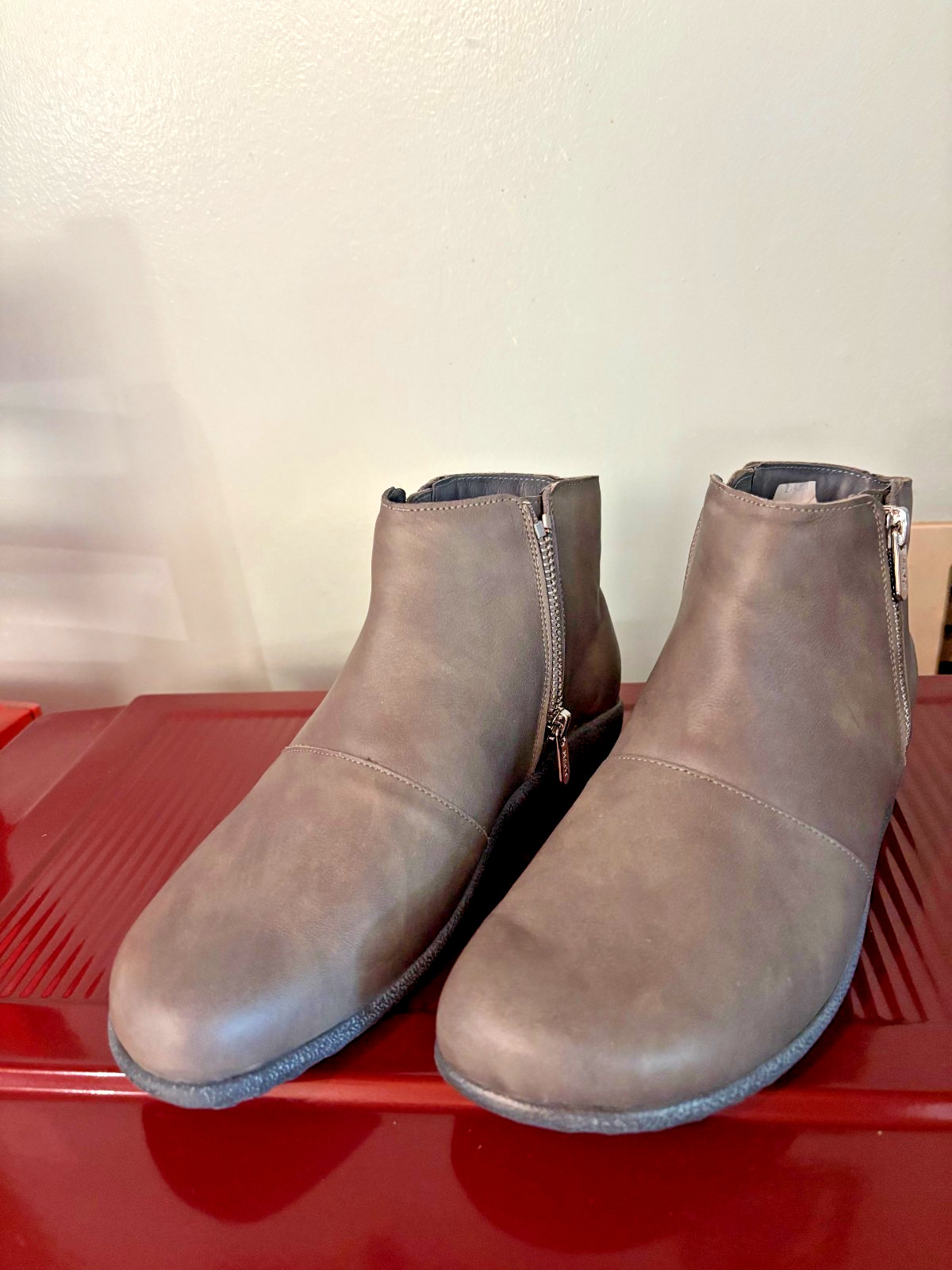 Naot Wanaka boots size 38 brand new, Foggy Gray Leather. Removable insole.