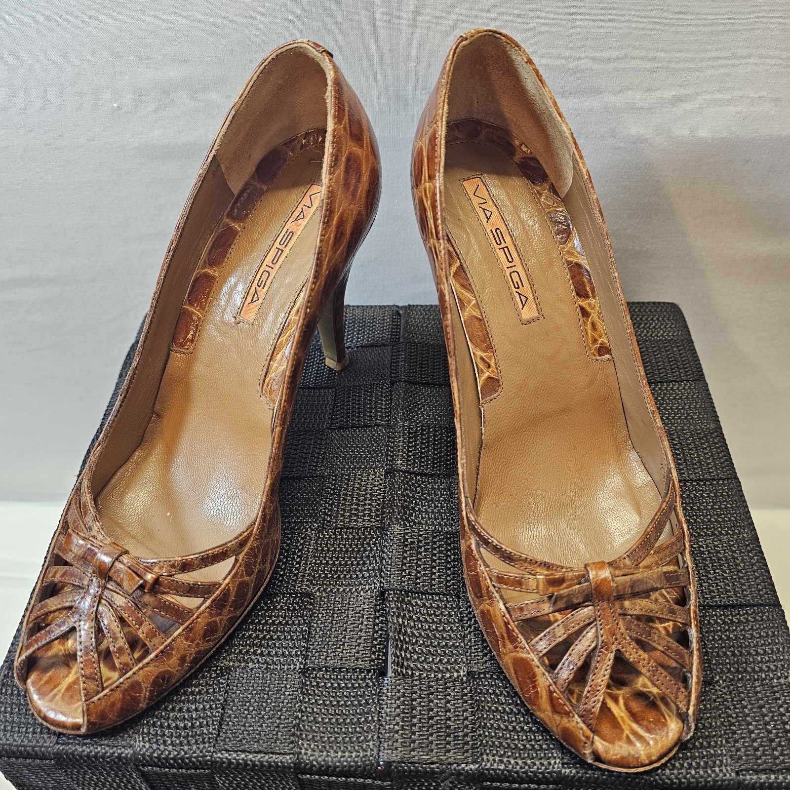 Via Spiga Embossed Leather Peep Toe Strap Criss-Cross Vamp Mob Stiletto 7M Italy