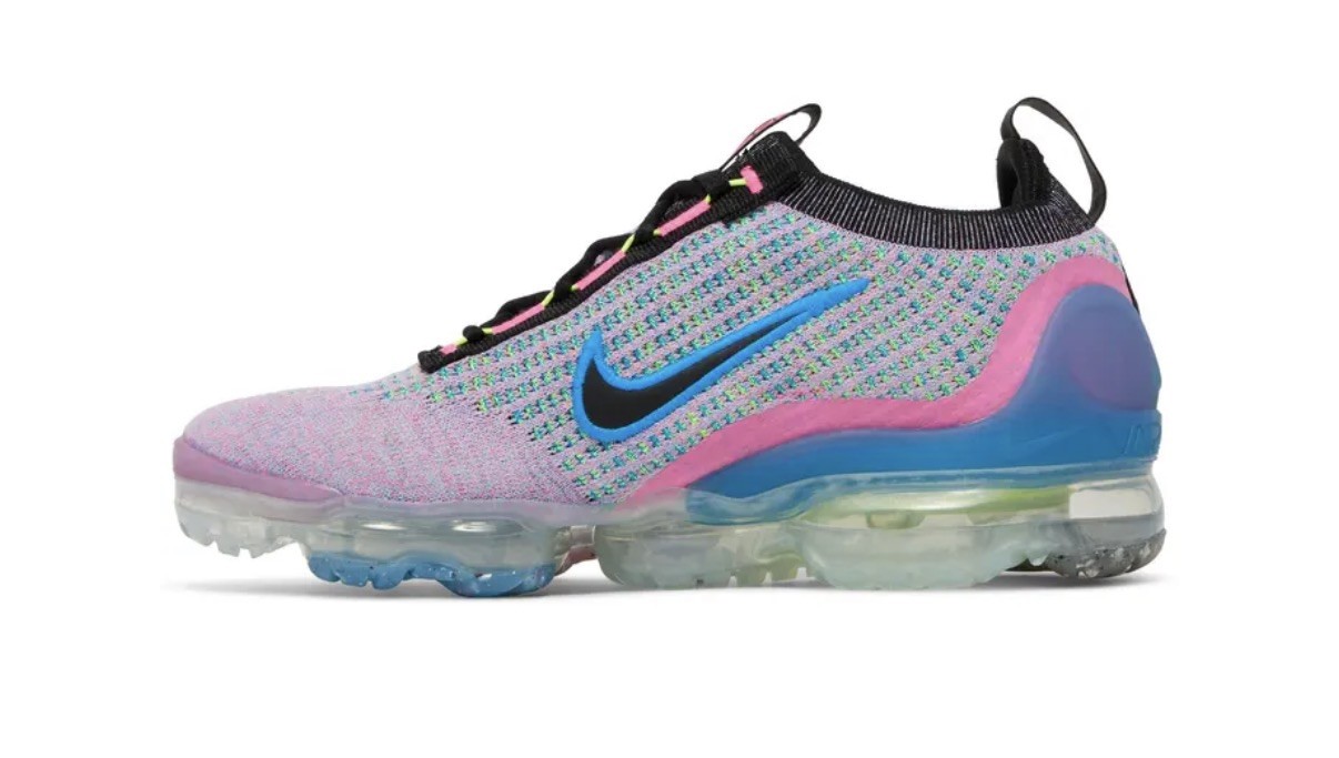Nike women’s Pink MulticolorKnit Sneakers with BlackDetails