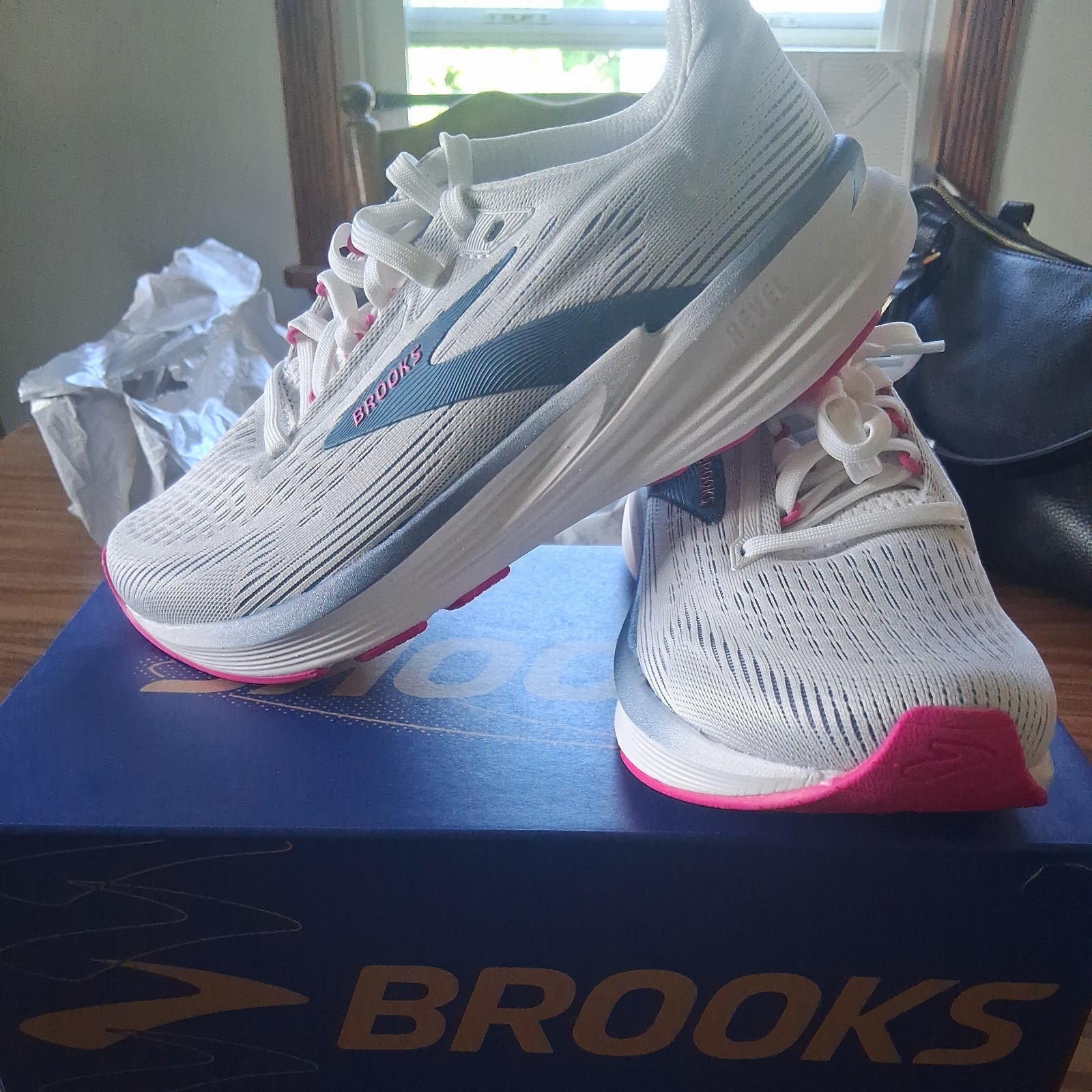 Brooks Revel 8 Womans Walk & Run Size 6.5 Brand New Never Worn.