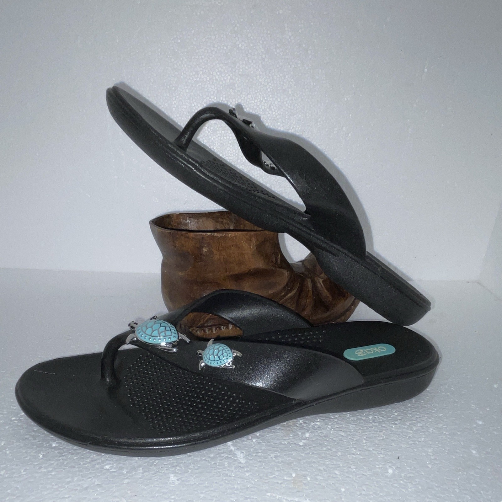 Oka-B Black Thong Sandals Turtle Accents Comfort Slip-On Women’s Size 8