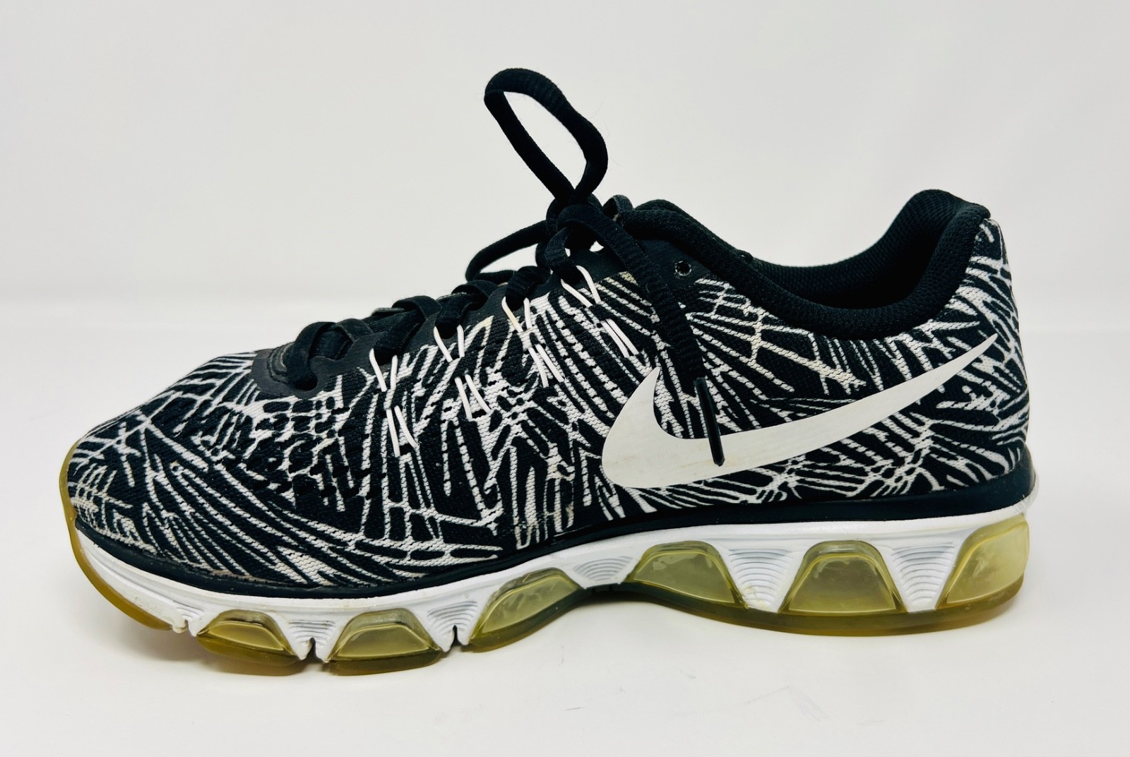 NIKE TAILWIND 8 WOMENS SIZE 8.5 INDOOR USE ONLY NO INSOLE BLACK & WHITE GRAPHICS