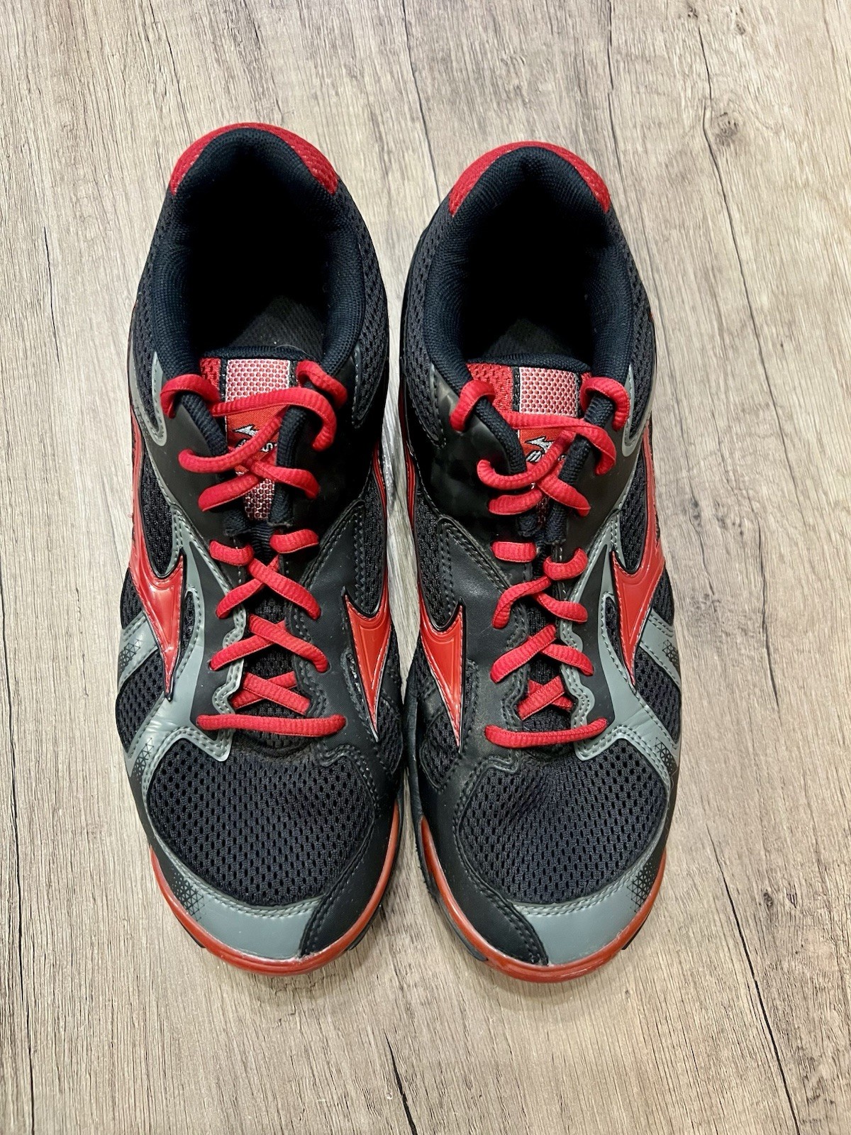 Mizuno Wave Bolt 5 Sneakers Women’s Size 9.5 Black/Red Color Excellent Cond