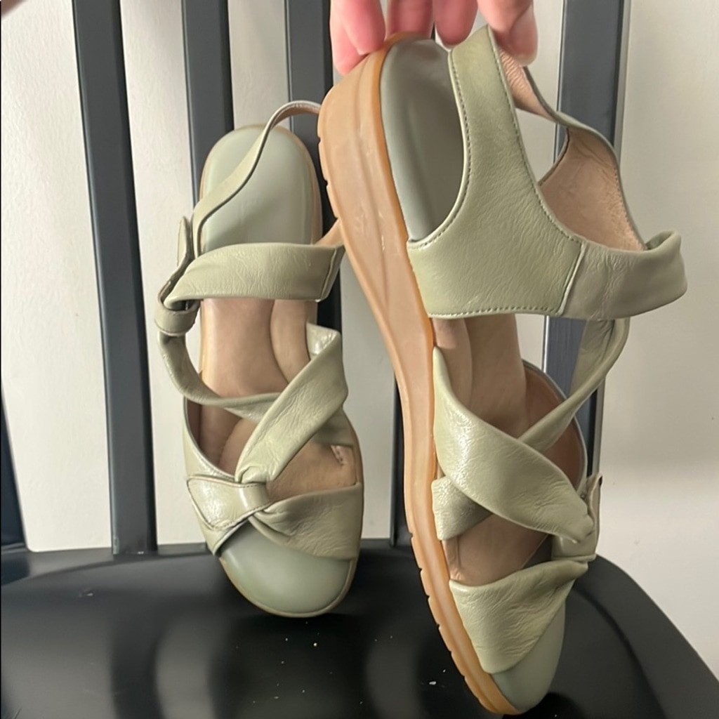 BeautiFeel Green Leather Sandals w/ Adjustable Straps and Cushioned Footbed