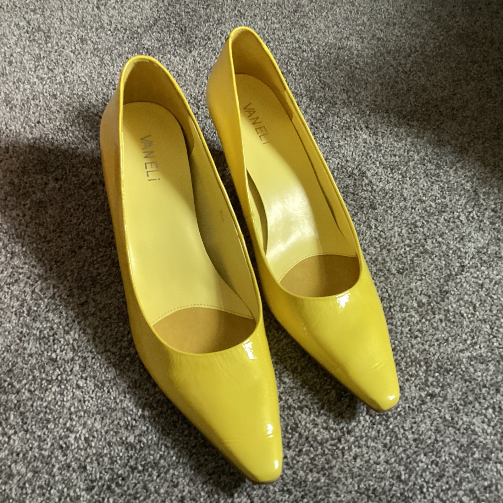 Van Eli Yellow Wrinkle Patent Leather Pumps 9.5 Narrow Kitten Clear Covered Heel