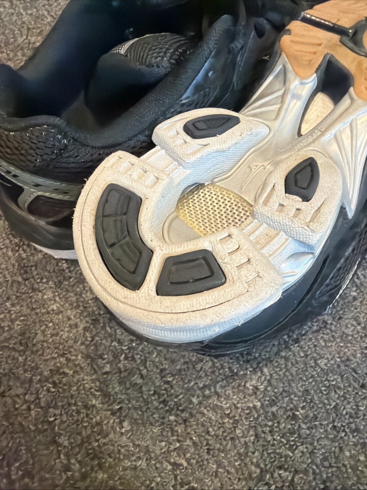Mizuno Women’s Wave Bolt 5 Black/Silver Athletic Shoe Women’s Size 7.5 Sneakers