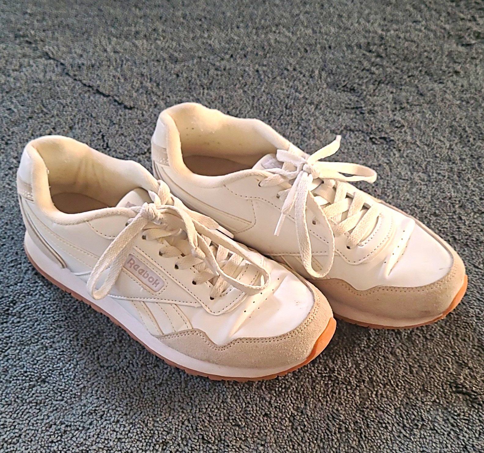 Reebok Women’s Low Top Lace Up Athletic Sneakers White Beige Brown Logo Rubber