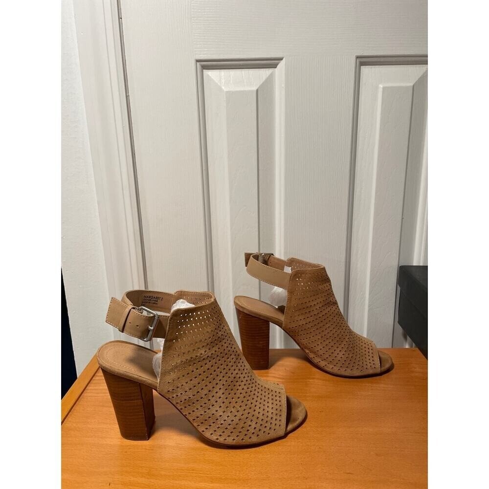 Tahari Margaret Tan Perforated Leather Block Heel Open Toe Sandals Shoes 9
