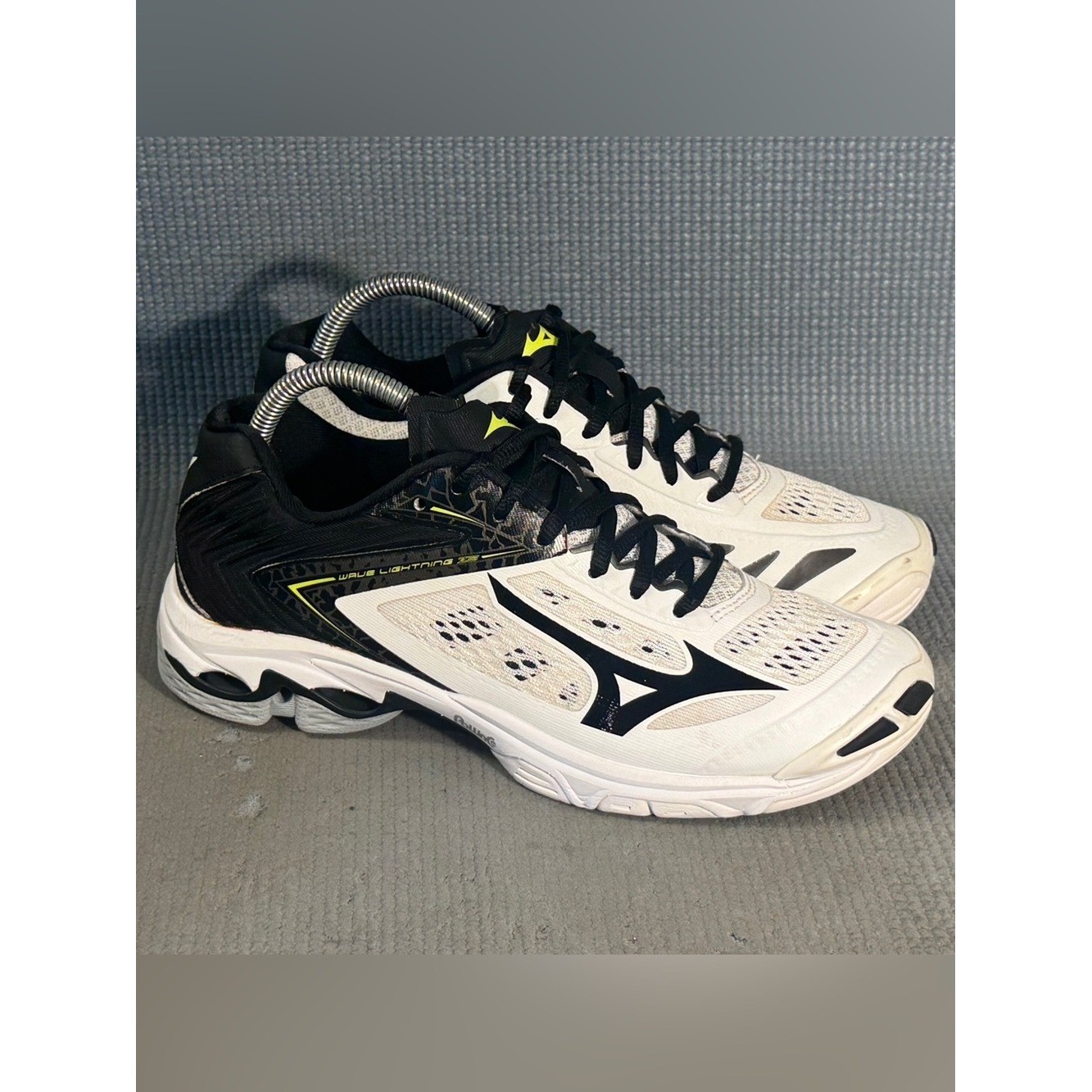 Mizuno Wave Lightning Z5 Black/White Volleyball Shoes Women’s Size 9