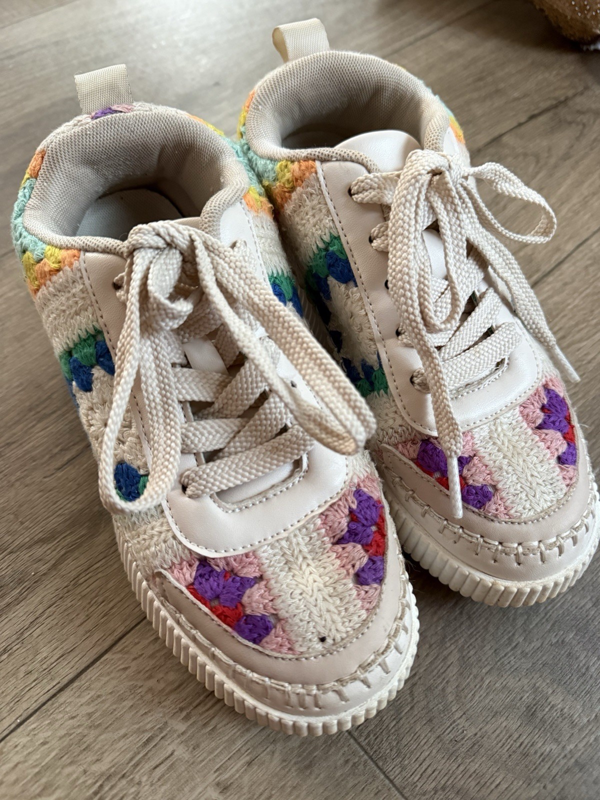 Size 6 Women’s Berness Casual Sneakers